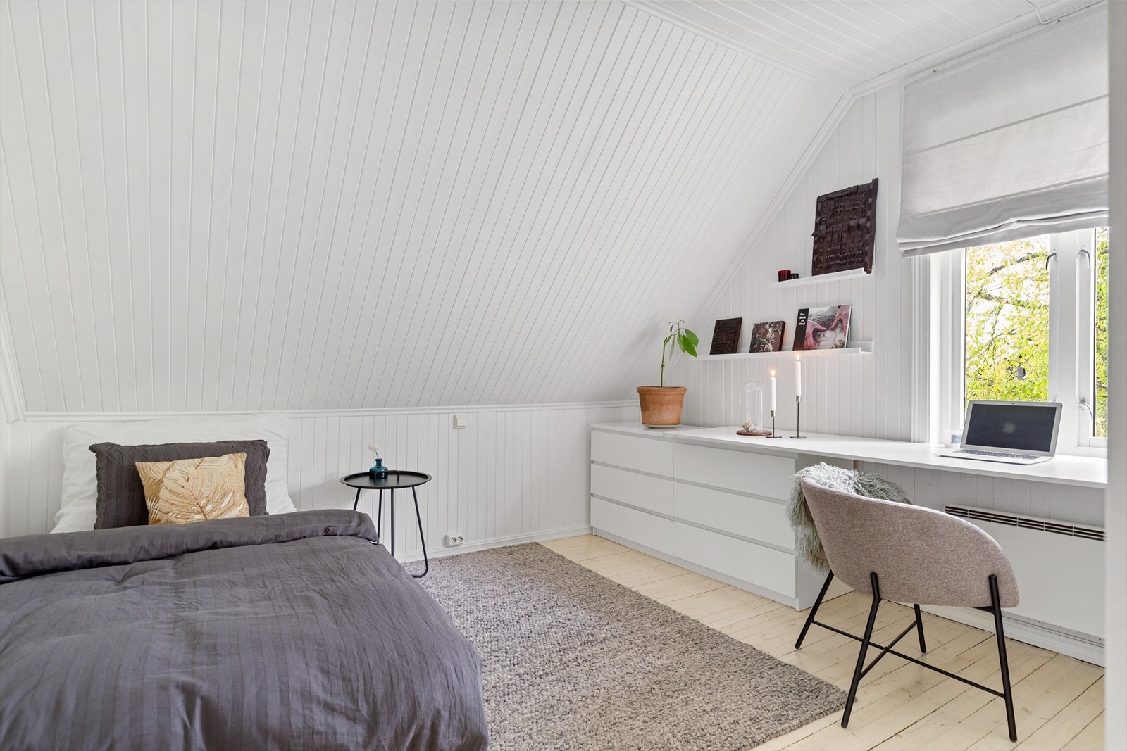 Samtlige rom har god plass til dobbeltseng og garderobeløsning. Galleribilde