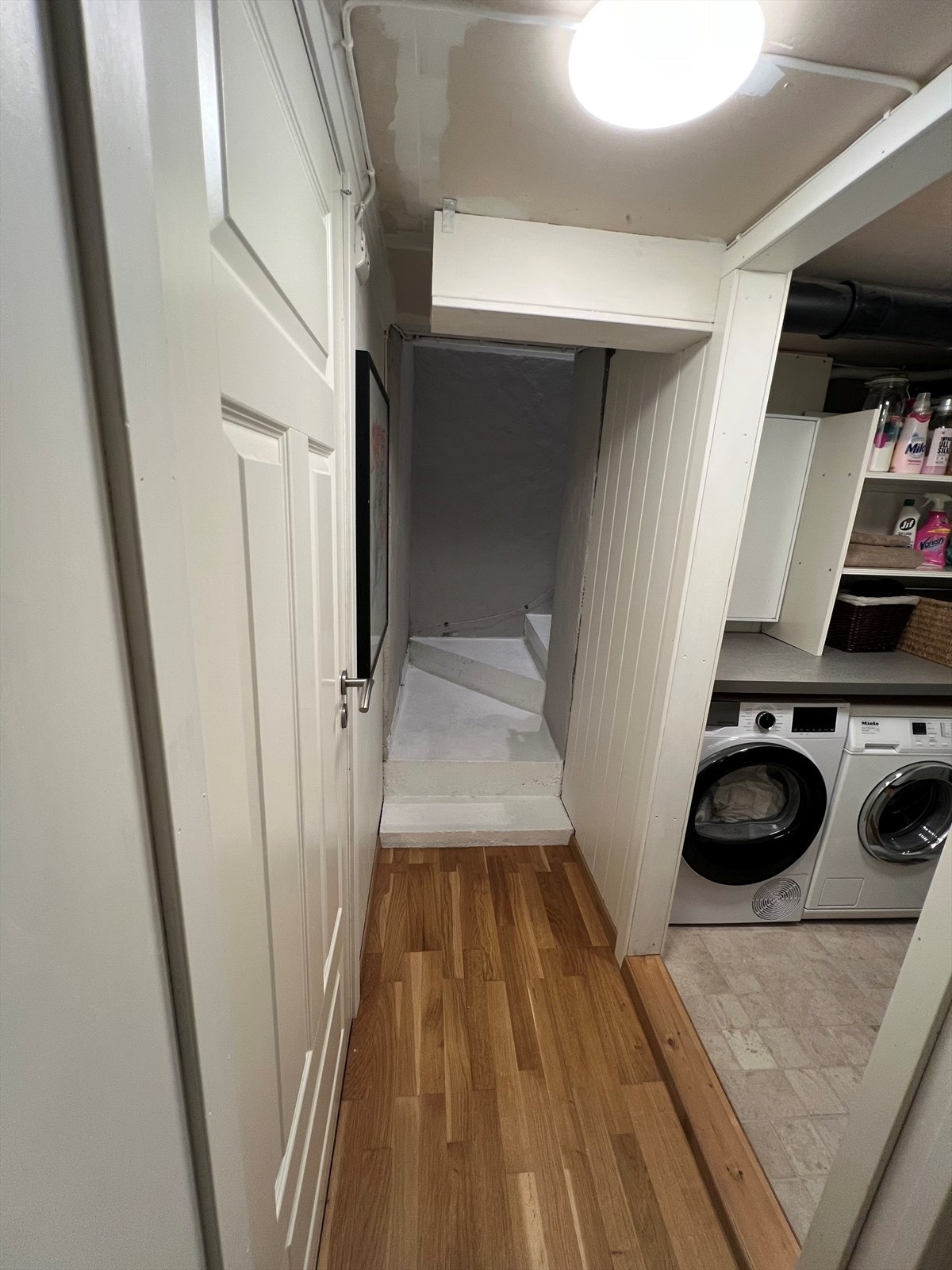 Underetasjen er det etablert praktisk vaskerom. VVB for hoveddel av huset er byttet i 2021. Galleribilde
