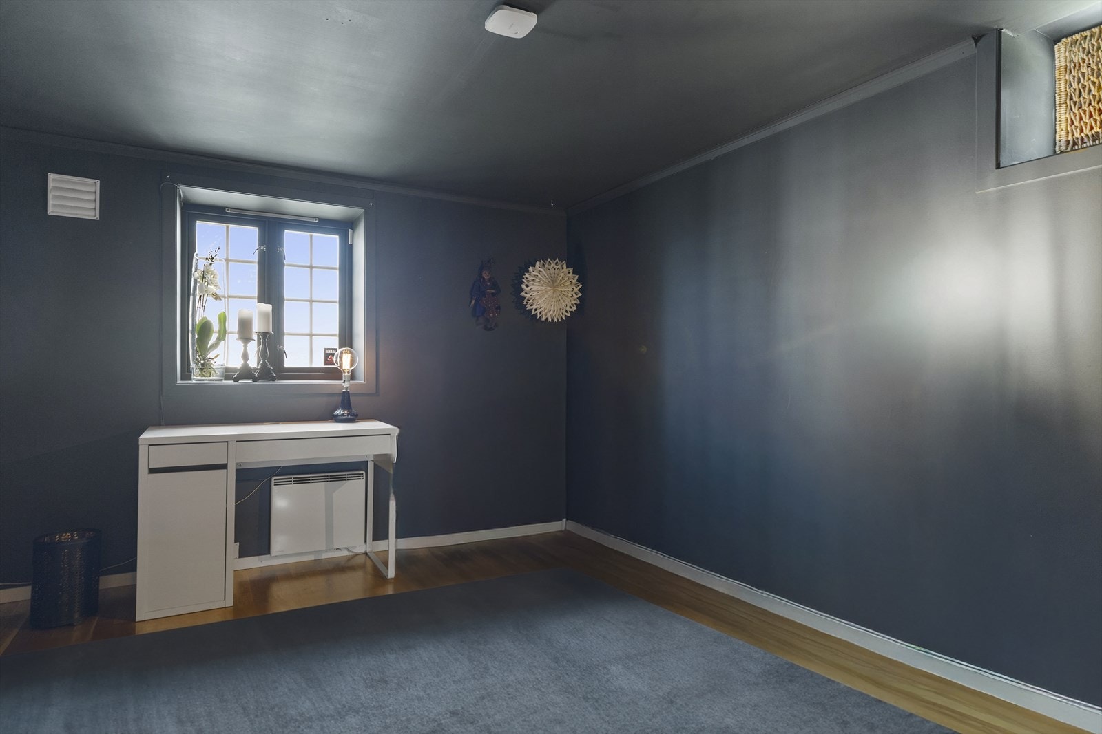 Bod i sokkel på 10,5 kvm. Galleribilde