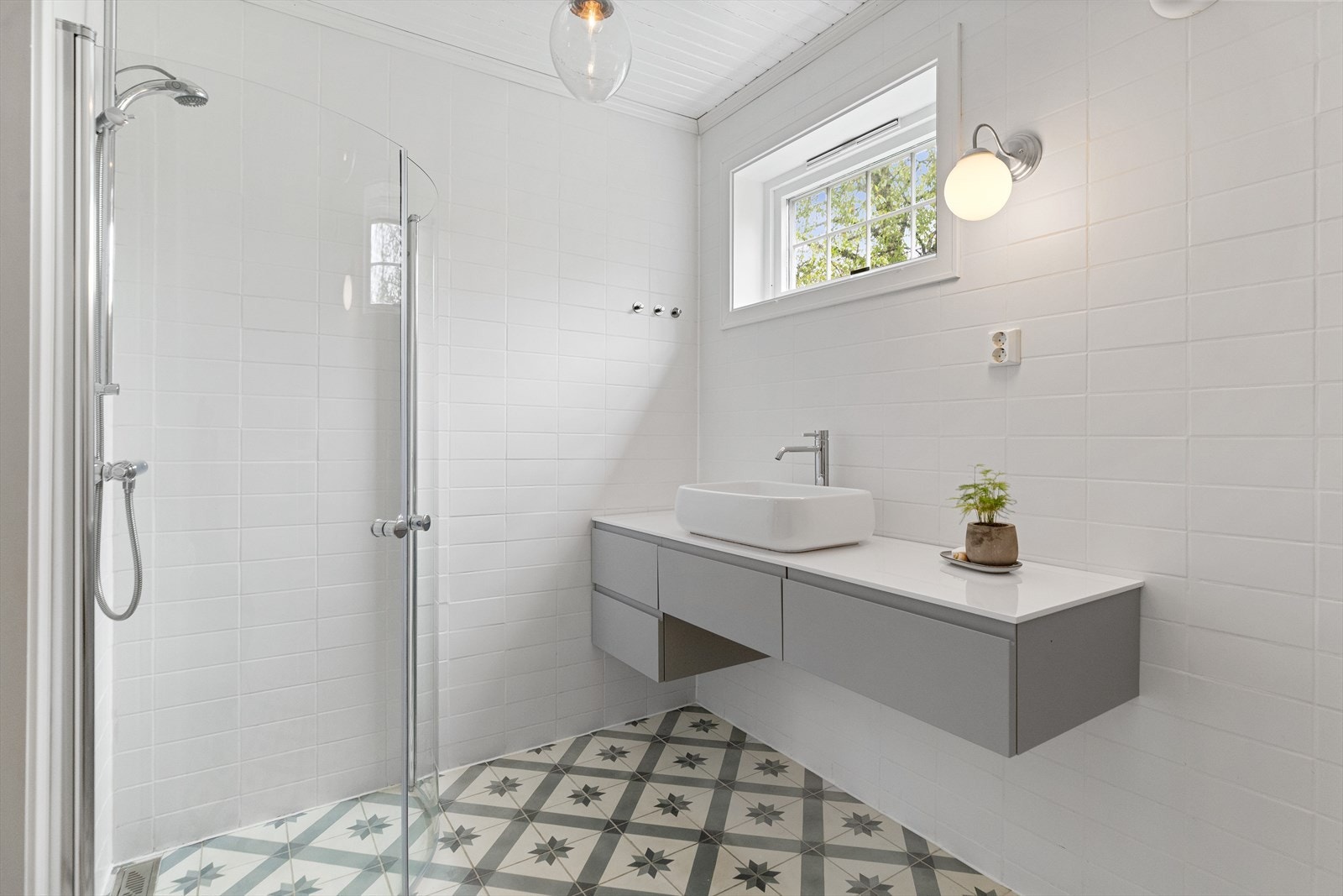 I boligens andre etasje finner vi bad nummer to som er oppgradert i 2013 og har ny innredning fra 2020. Det er også opplegg for vaskemaskin. Galleribilde