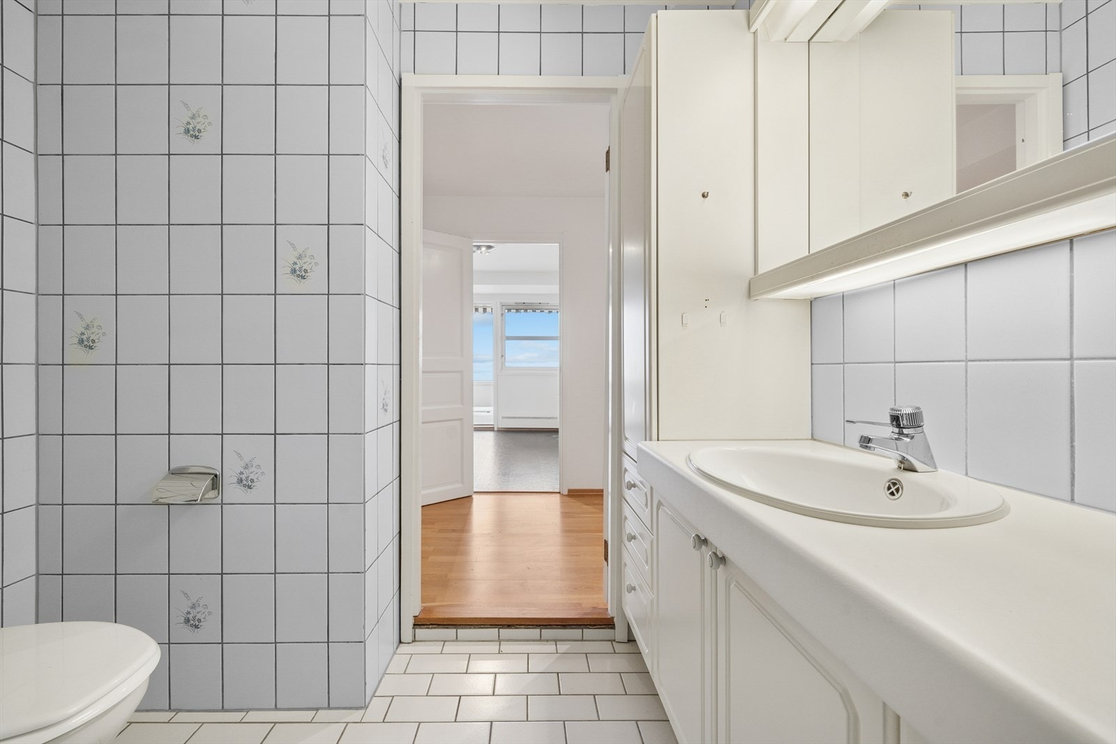 Badet er innredet med baderomsinnredning med nedfelt servant, dusjkabinett og toalett. Galleribilde