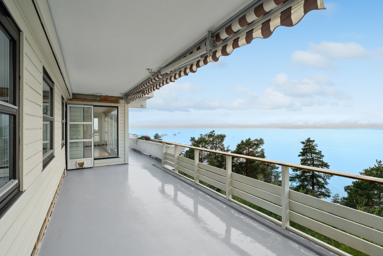 Terrassen er delvis overbygget som gjør den mer skjermet for vær. Galleribilde