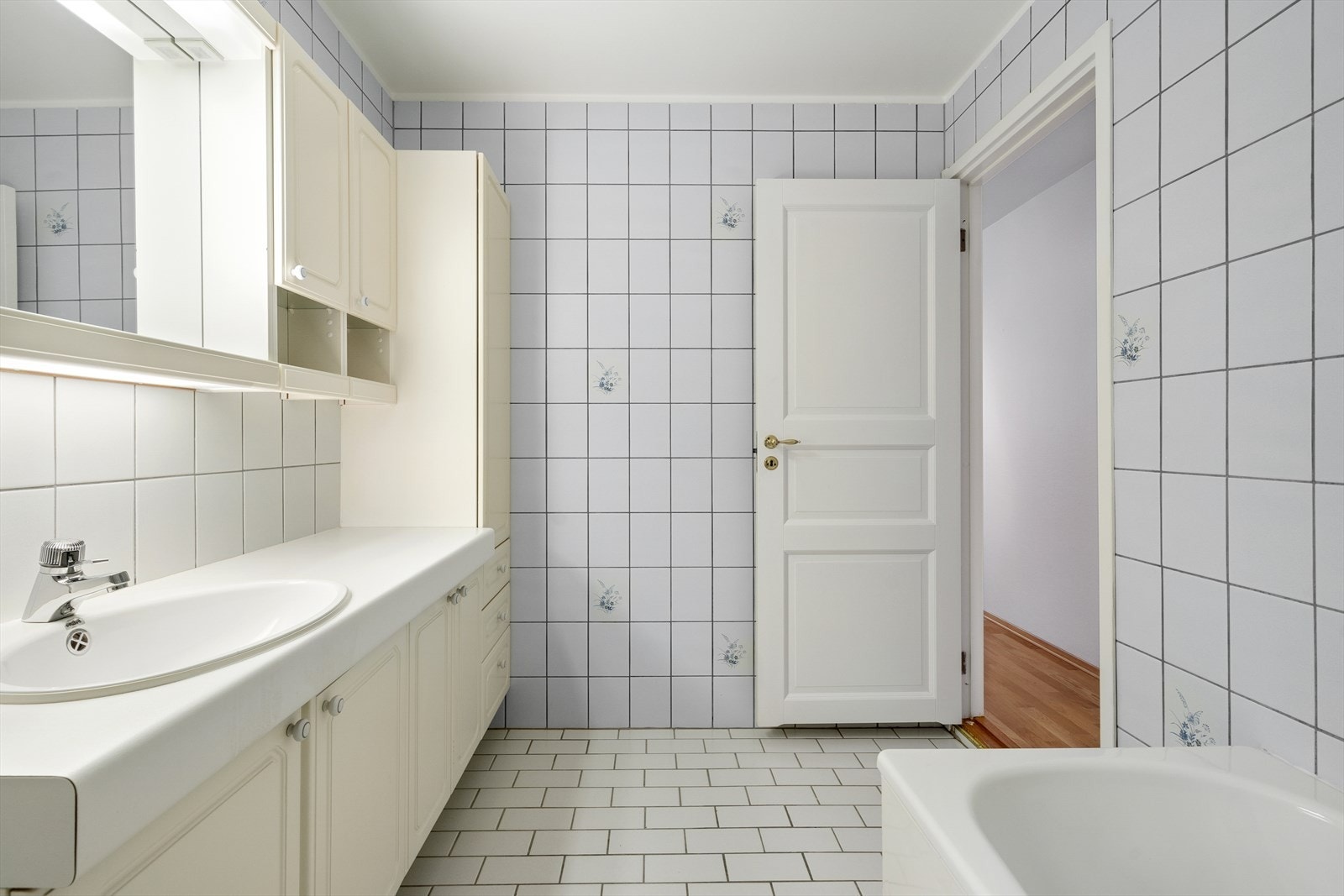 Badet er fra byggeår og har flislagte overflater. Galleribilde