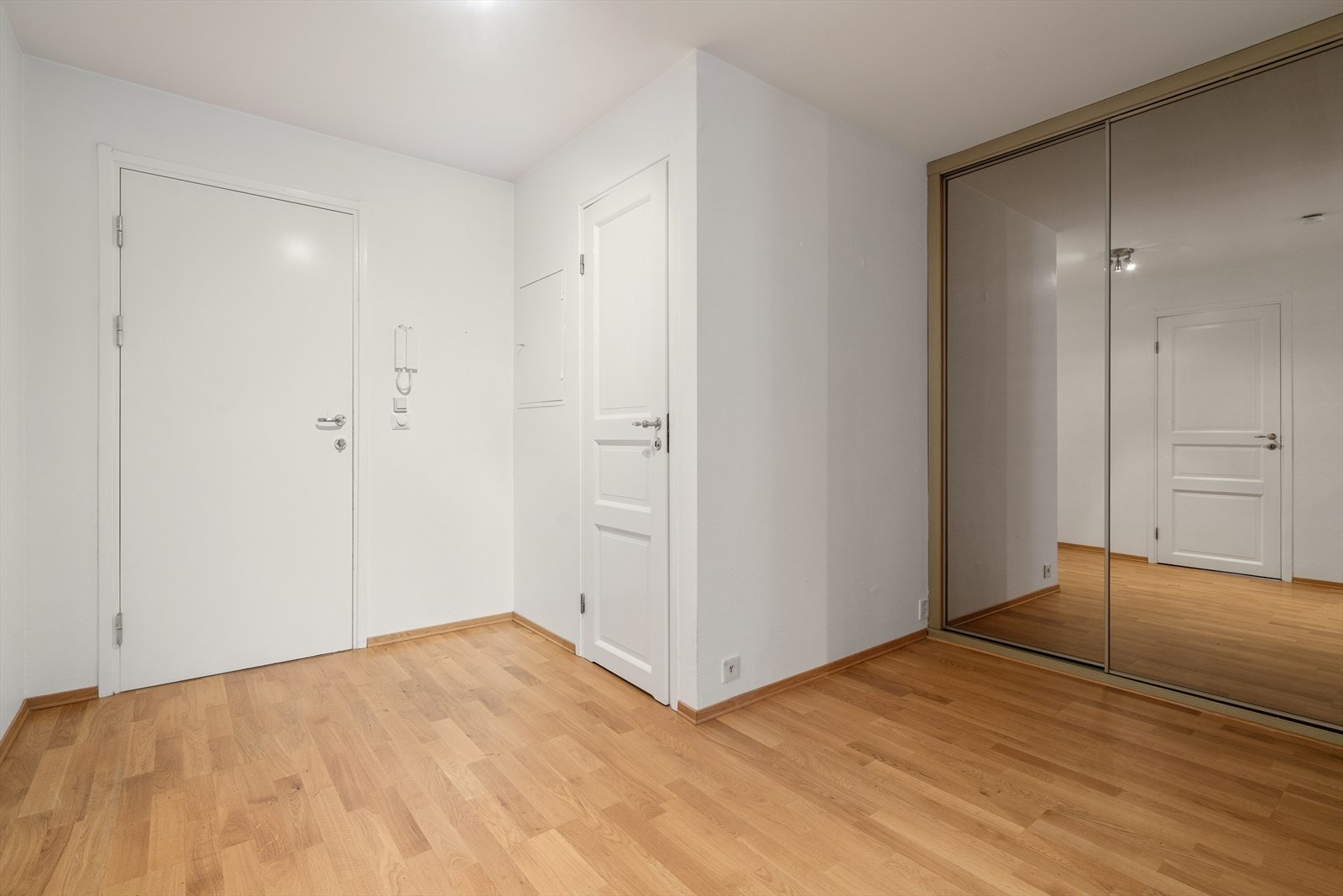 I gangen er det god plass til å henge fra seg yttertøy i en skyvedørsgarderobe med speilfronter. Galleribilde