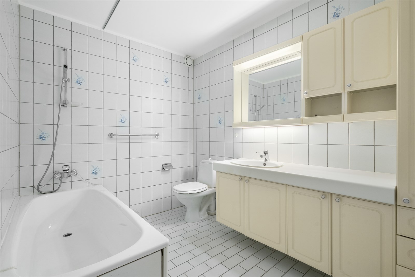 Badet er innredet med baderomsinnredning med nedfelt servant, toalett og badekar. Galleribilde