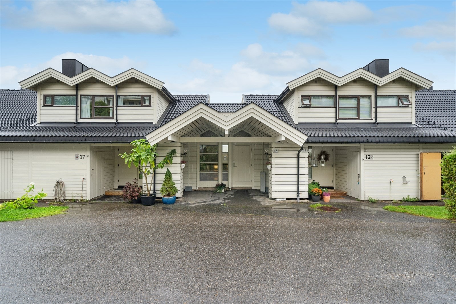 Leiligheten ligger i byggets første underetasje og det er adkomst via felles trapp. Galleribilde