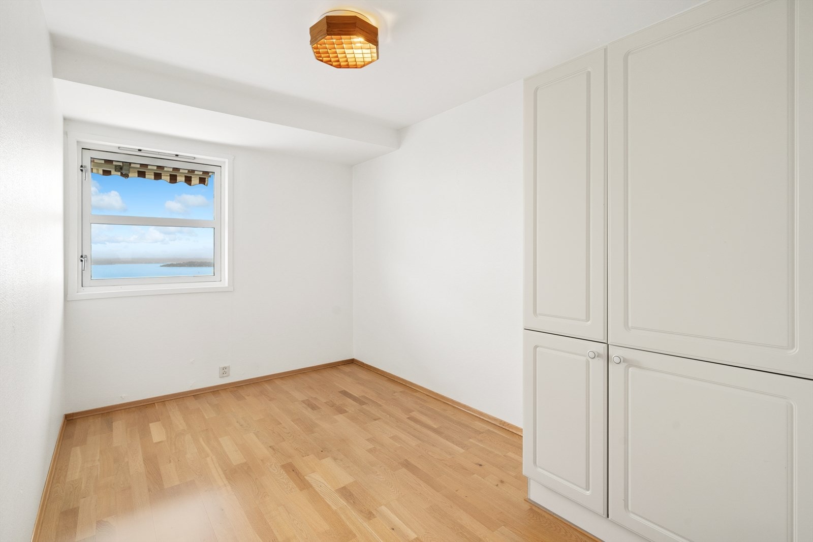 Soverommene har oppbevaringsplass i medfølgende garderobeskap. Galleribilde