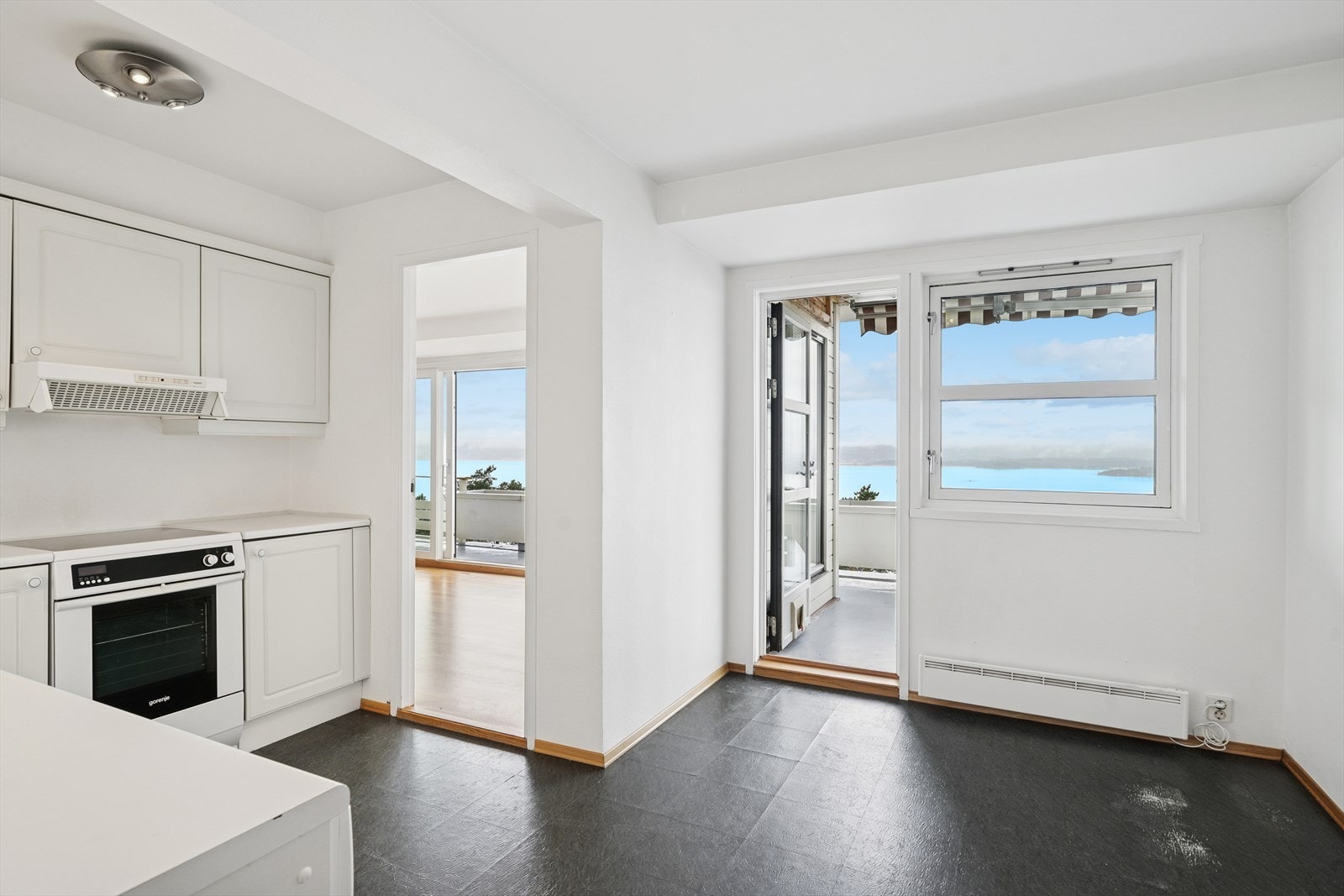 Her er det god plass til spisebord og utgang til terrassen. Galleribilde