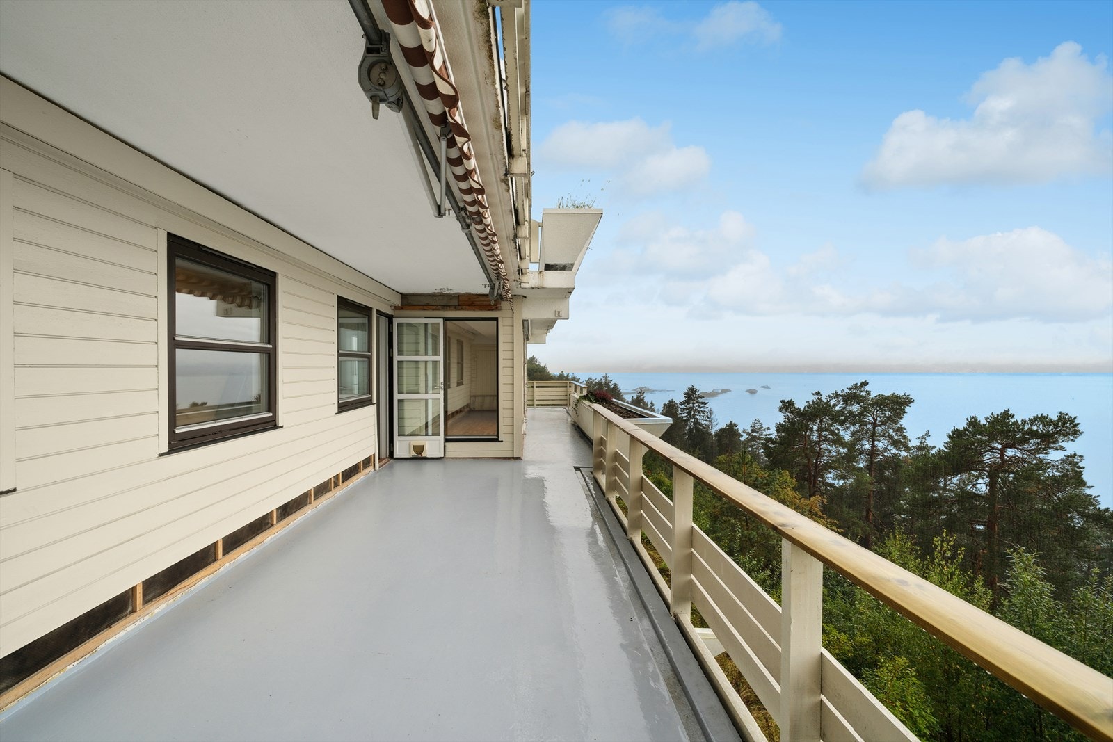 Det er utgang til en terrasse på ca. 35 kvm. Galleribilde