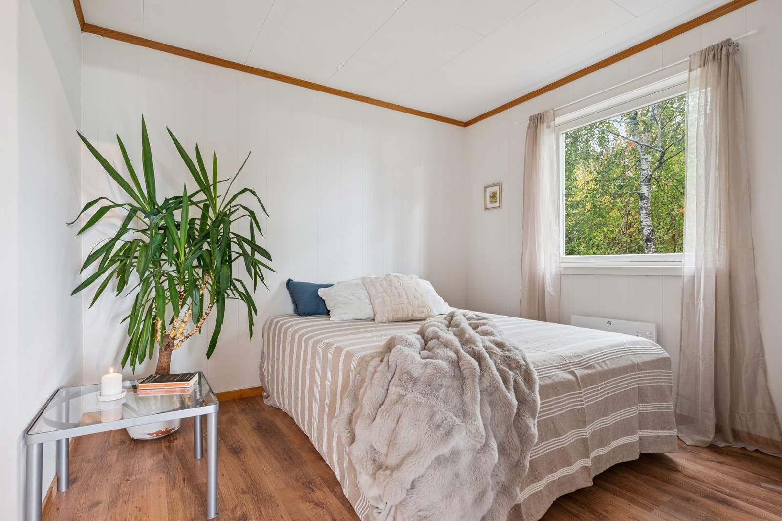 Boligen har hele 5 soverom, hvor 3 av de er i 1. etasje, og 2 soverom i underetasje. Hovedsoverom har inngang fra spisestue og har god plass til dobbeltseng. Galleribilde