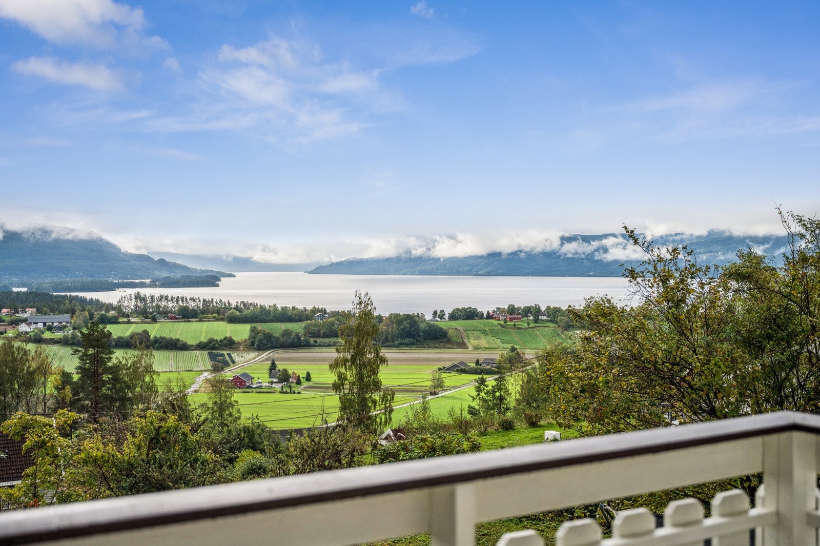 Fra balkong er det nydelig panorama utsikt over vakre Røyse og Tyrifjorden Galleribilde