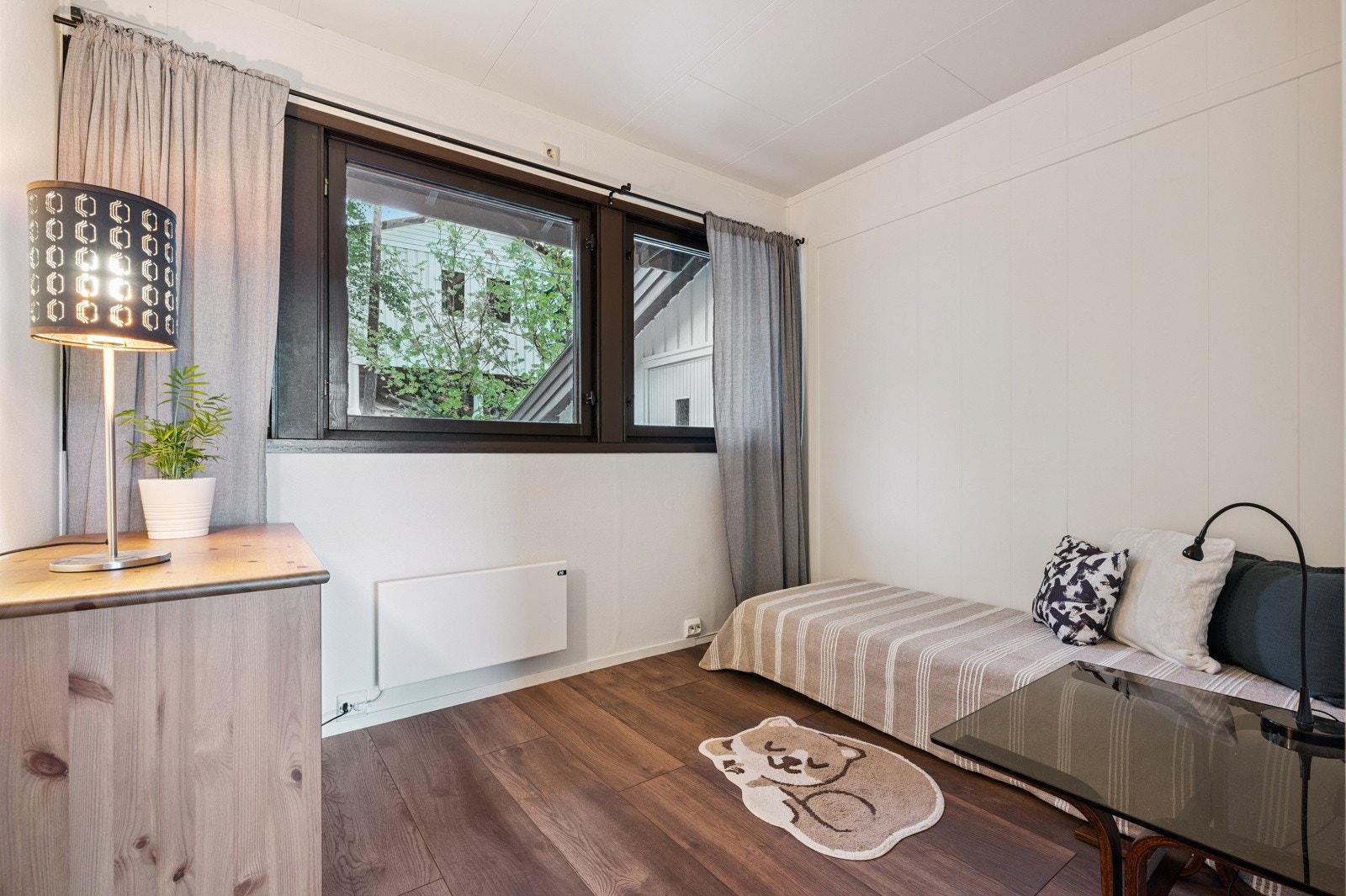 Soverom nr 3 i 1. etg har god plass til enkeltseng og kommode eller et lite skrivebod. Inngang i fra stue. Dersom man har behov for større stue kan vegg mellom stue og soverom enkelt fjernes. Galleribilde