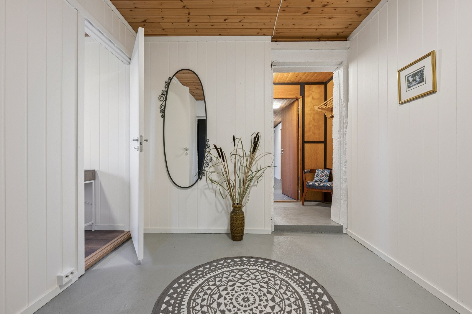 Underetasje har eget inngangsparti dersom man ønsker utleie enhet i underetasje. Galleribilde