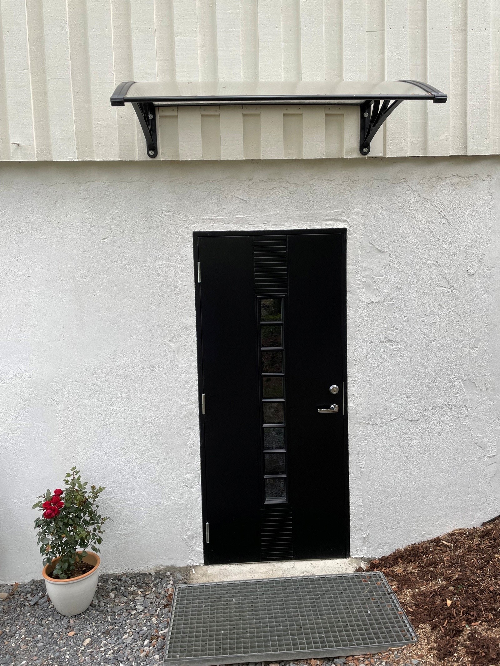 Eget inngangsparti for underetasje. Galleribilde