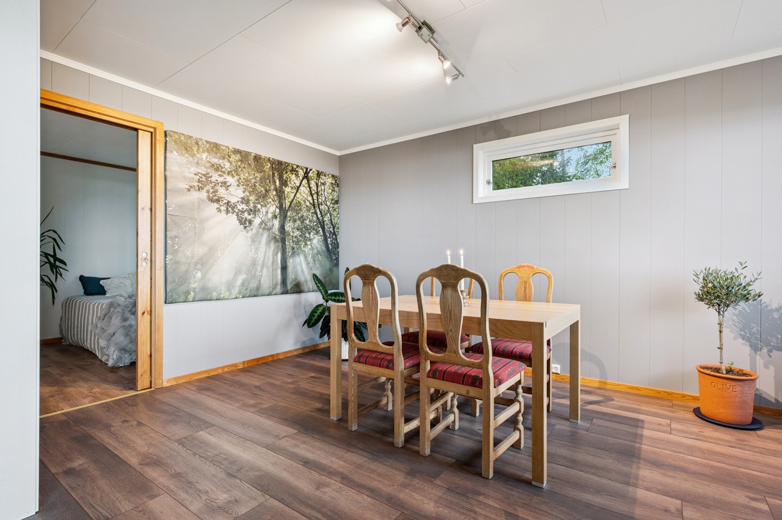 Romslig spisestue med god plass til stort spisebord og annet møblement. Galleribilde