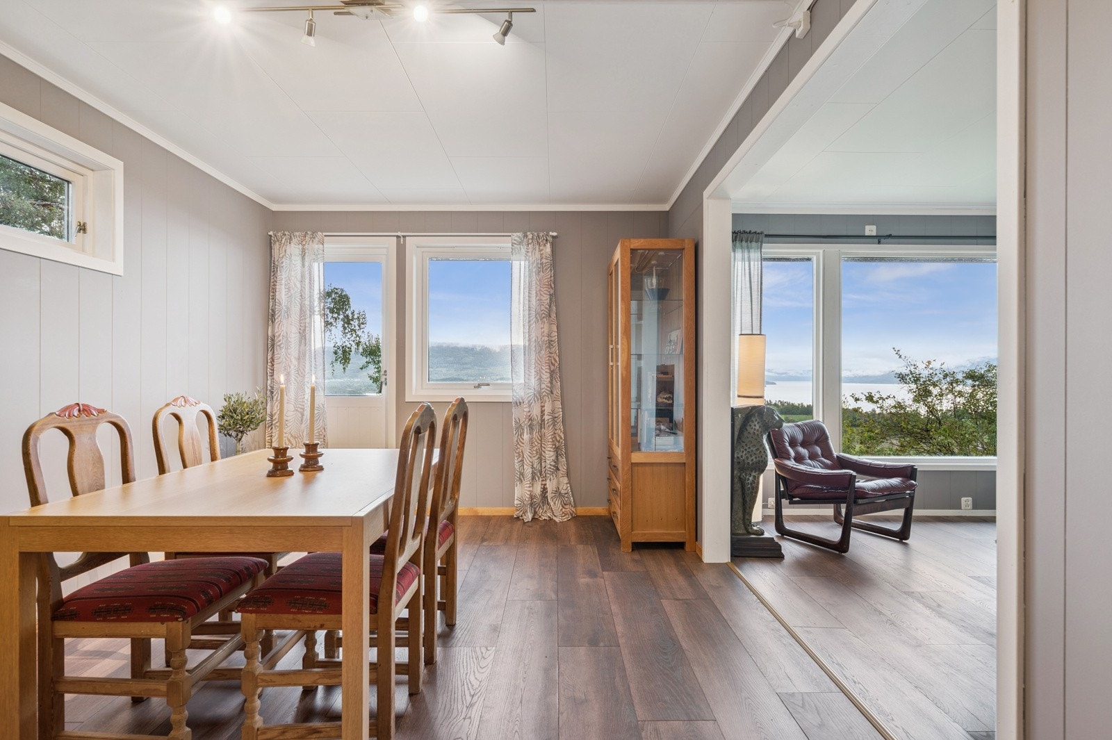 Fra spisestue er det dør ut til balkong. Galleribilde