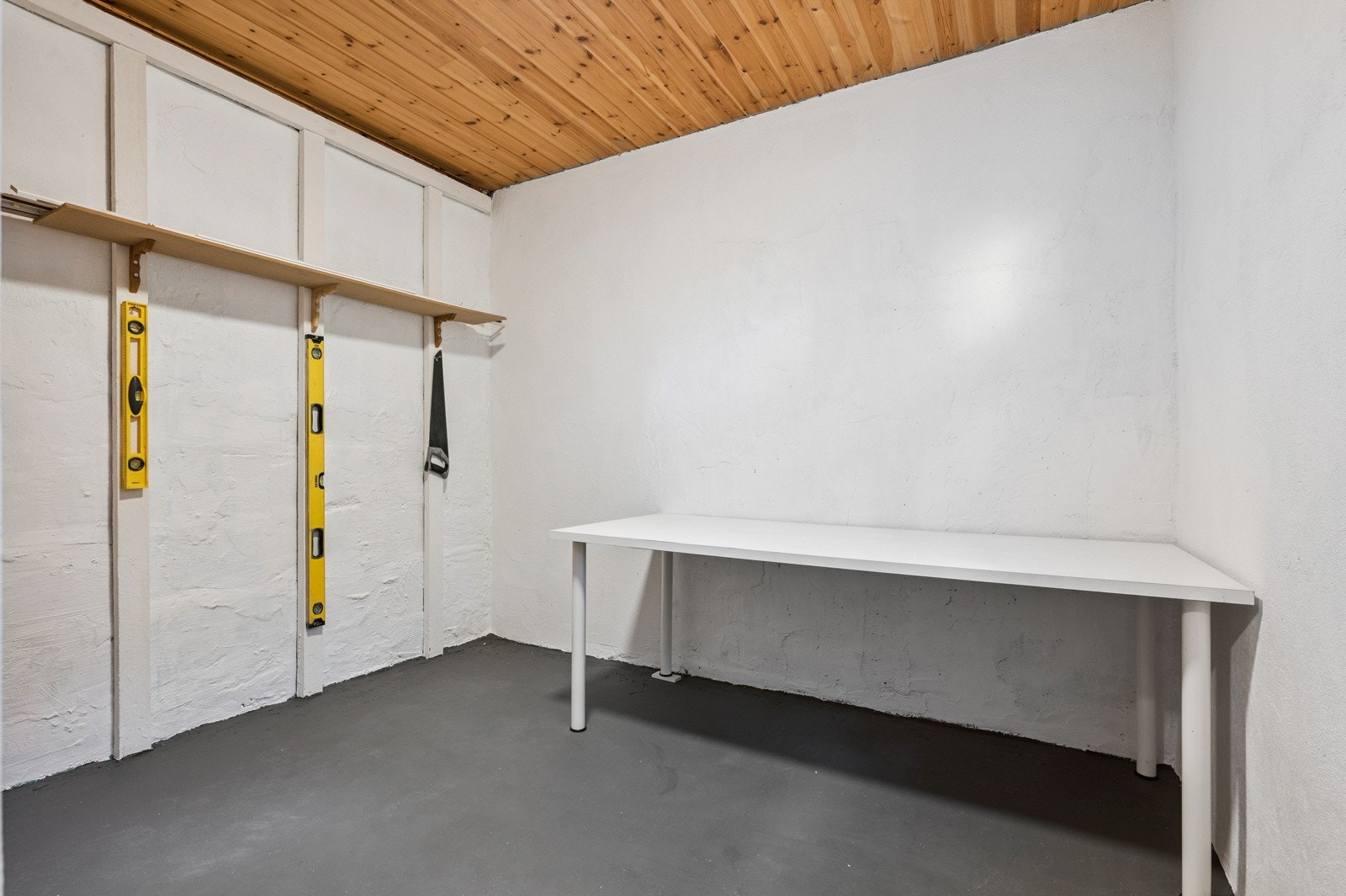 Praktisk bod tilrettelagt som arbeidsrom/ verksted i underetasje. Galleribilde