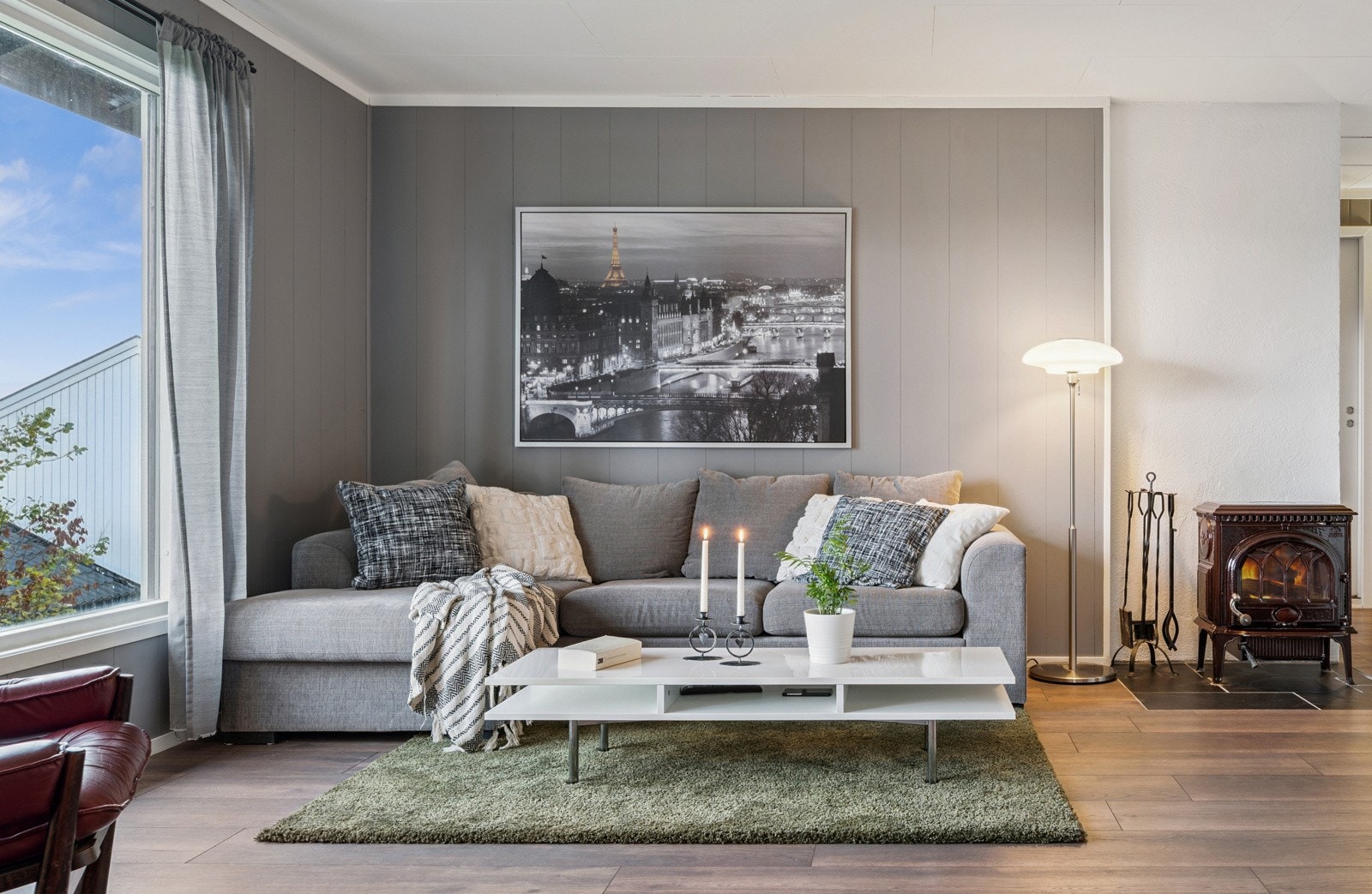 Lun og romslig stue/spisestue med store vindusflater som har godt med naturlig lysinnslipp. Galleribilde