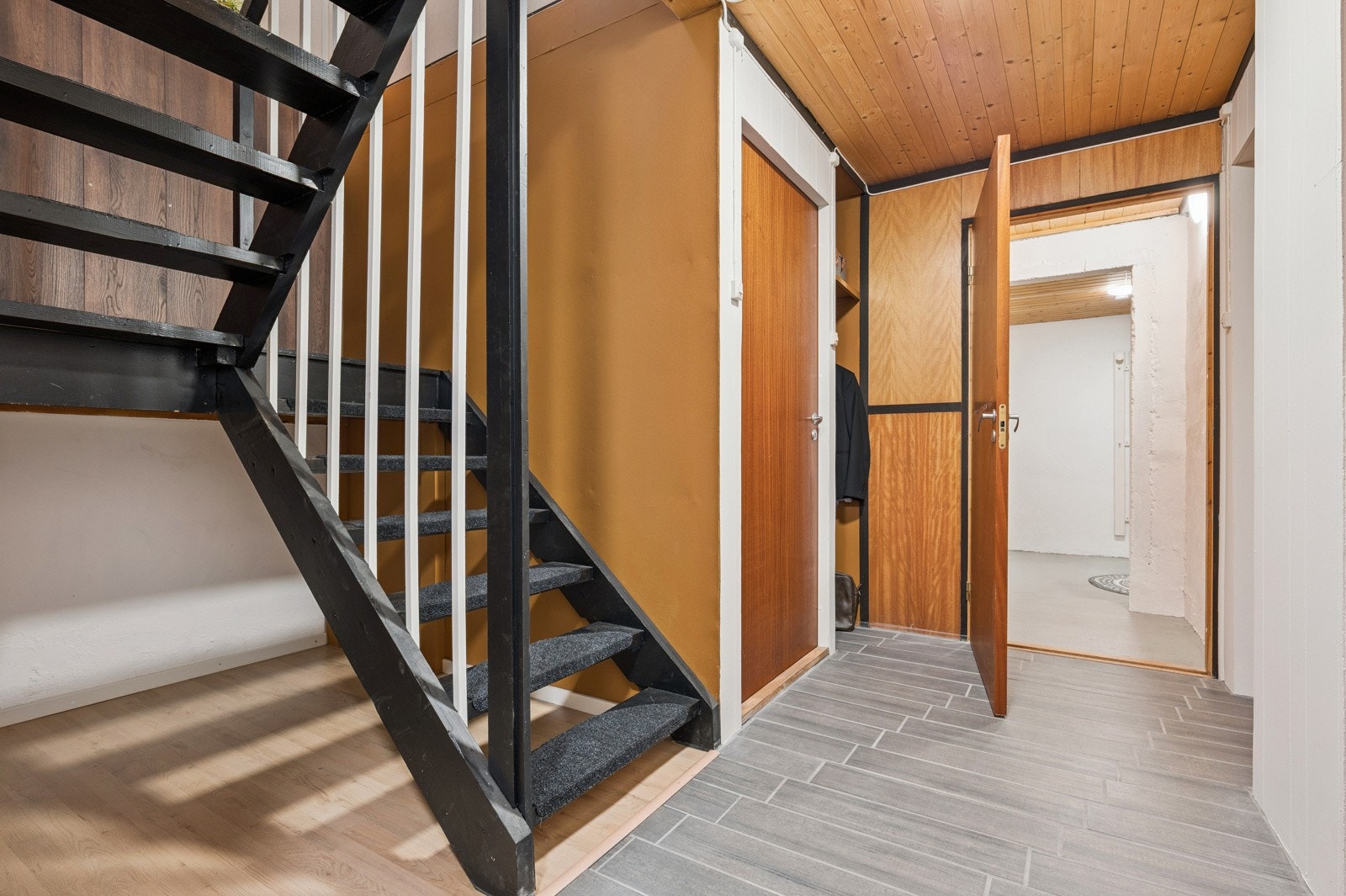 Innvendig trapp ned til underetasje. Underetasje er delvis tilrettelagt til utleiedel for de som ønsker dette. Galleribilde