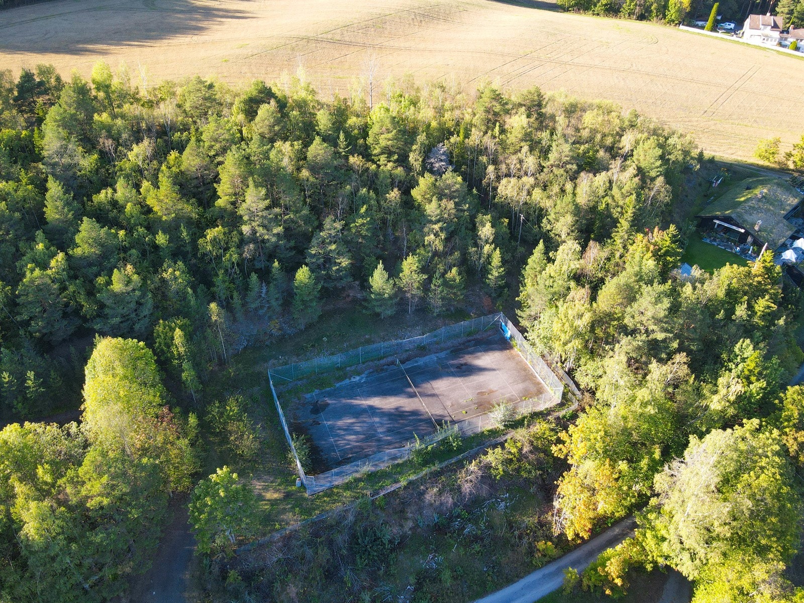 Tennisbane rett ved eiendom. Galleribilde