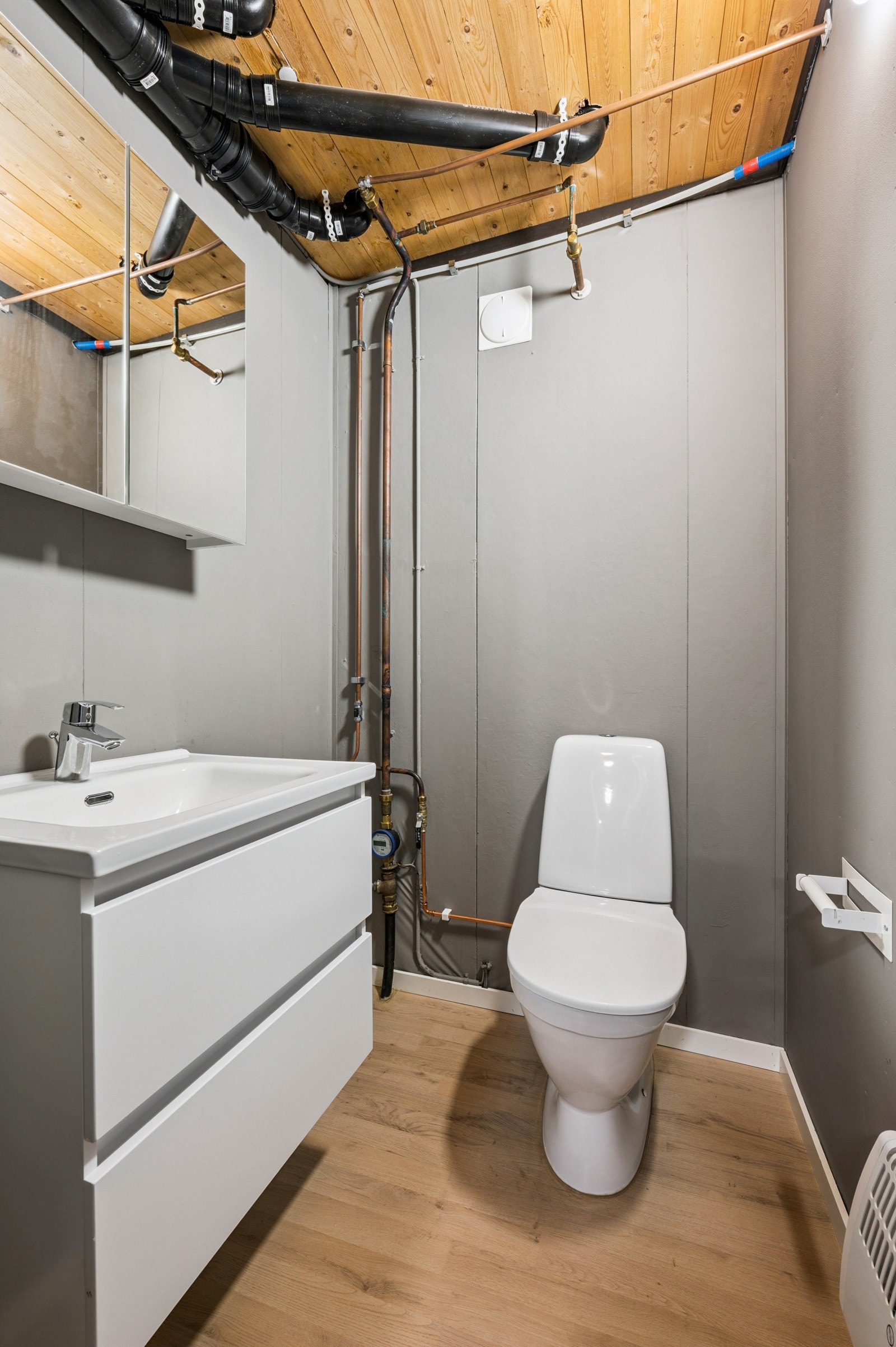 Toalettrom i u.etg med nytt toalett og ny servant. Galleribilde