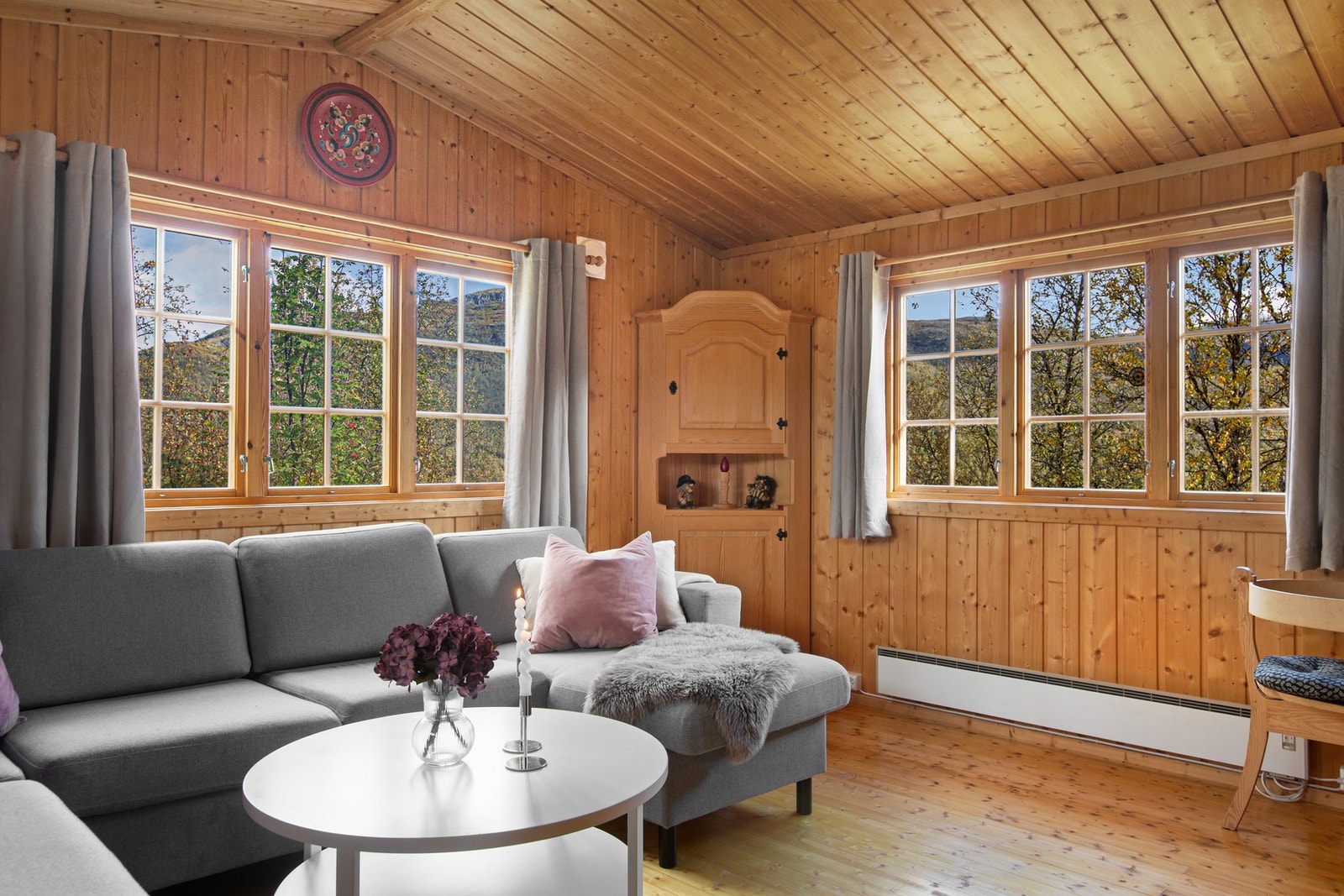 Stue har store vindusflater som slipper inn mye lys Galleribilde