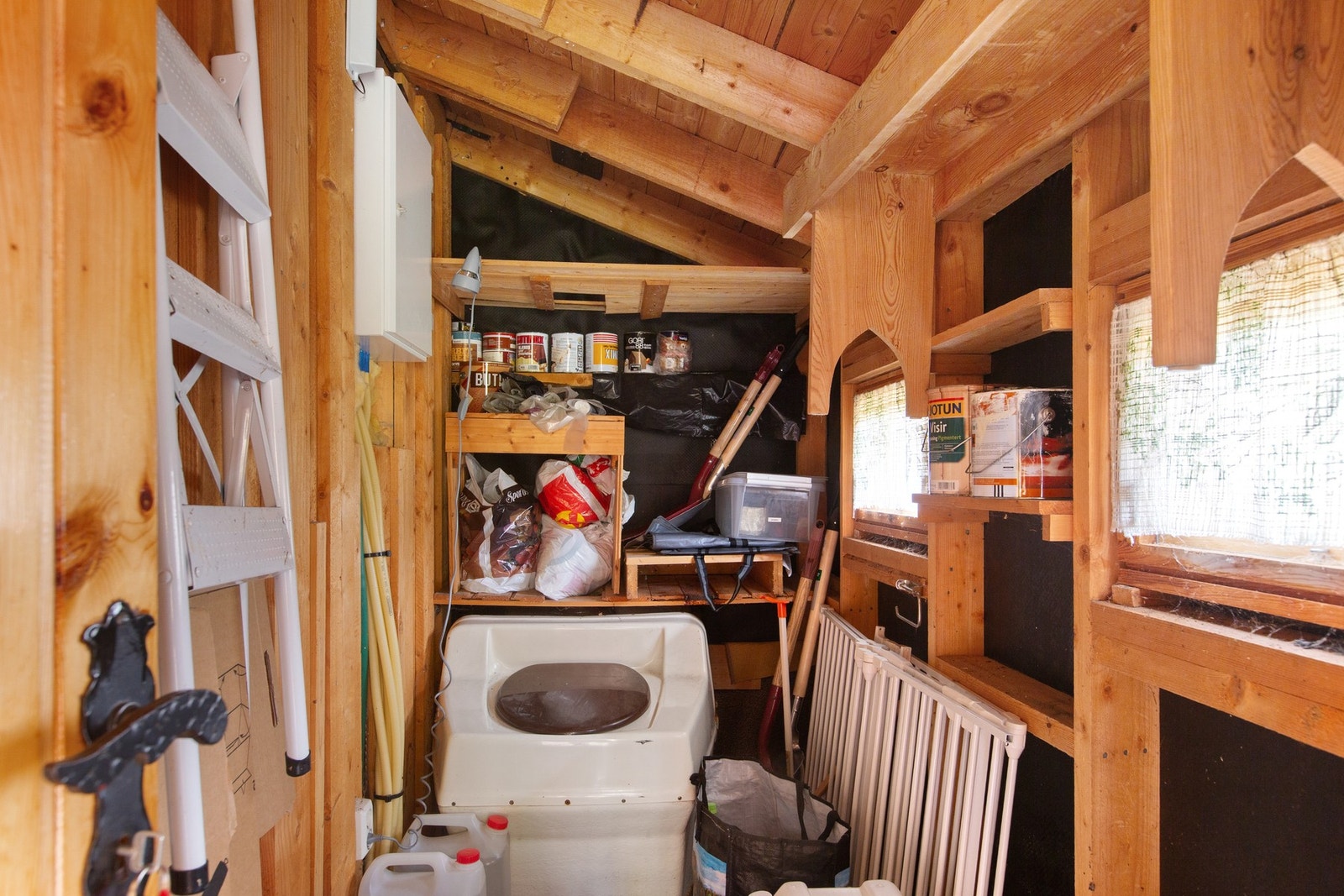 Komposteringstoalett plassert i bod. Galleribilde