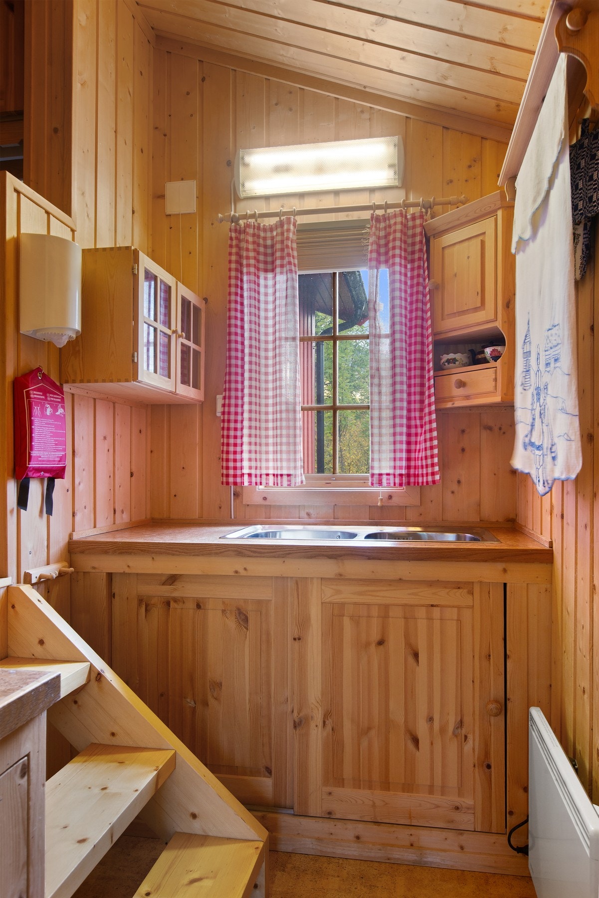 Trapp ned fra kjøkken. Kjøkkeninnredning med nedfelt servant. Ikke innlagt vann eller godkjent avløp. Galleribilde