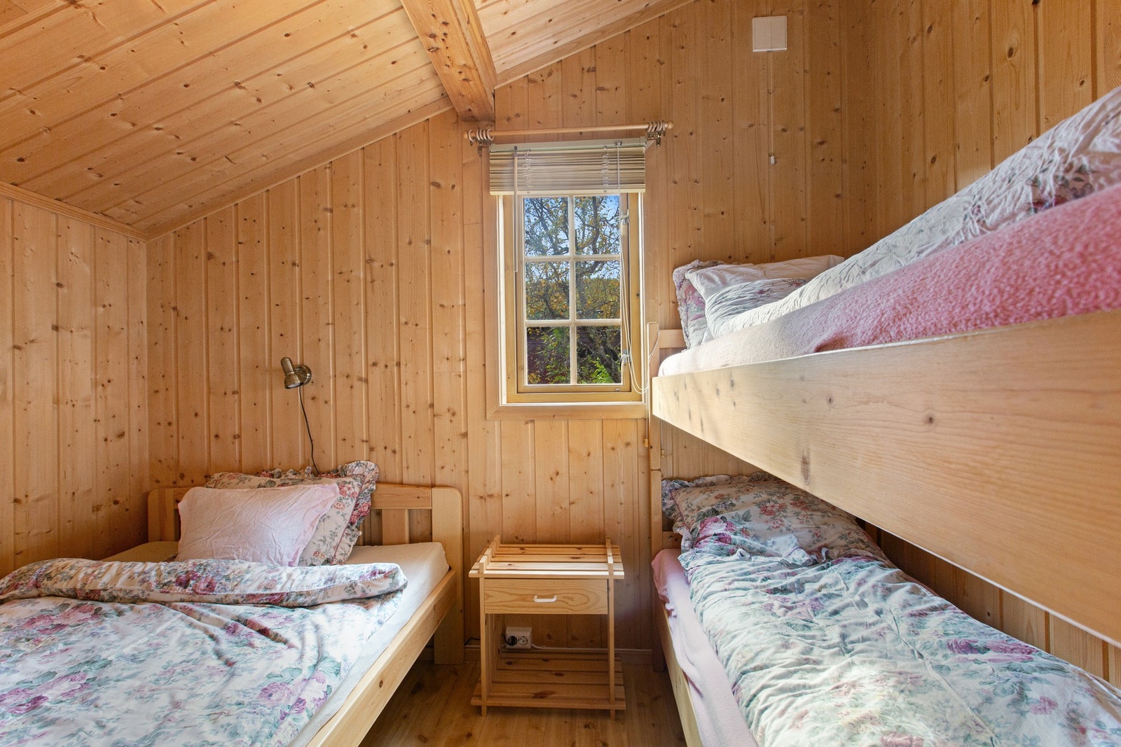 Soverom innredet med flere soveplasser Galleribilde