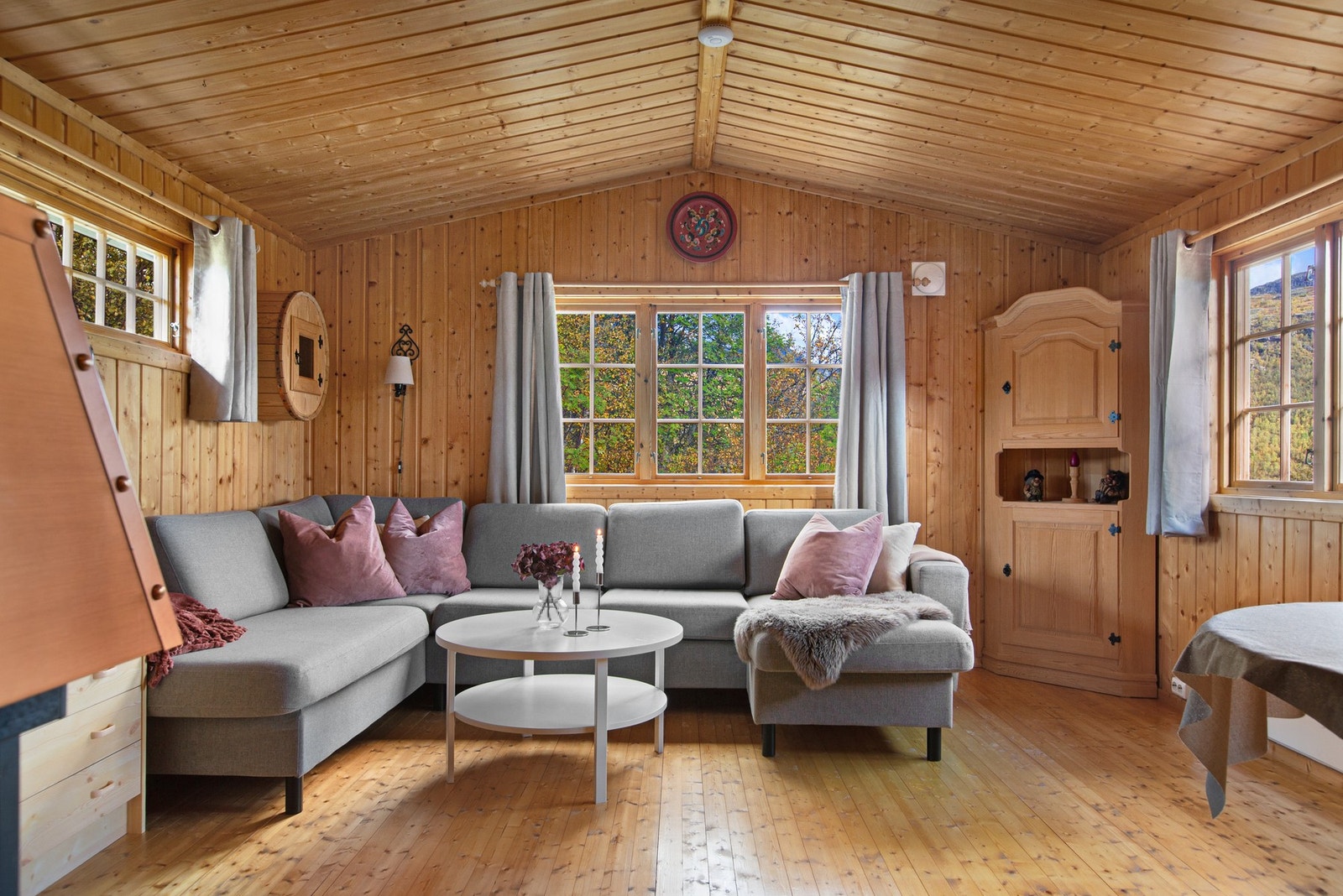 Stue med plass til å møblere med sofa og spisebord Galleribilde