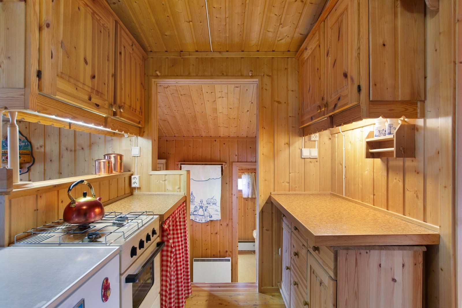 Det er kjøleskap og komfyr. Galleribilde