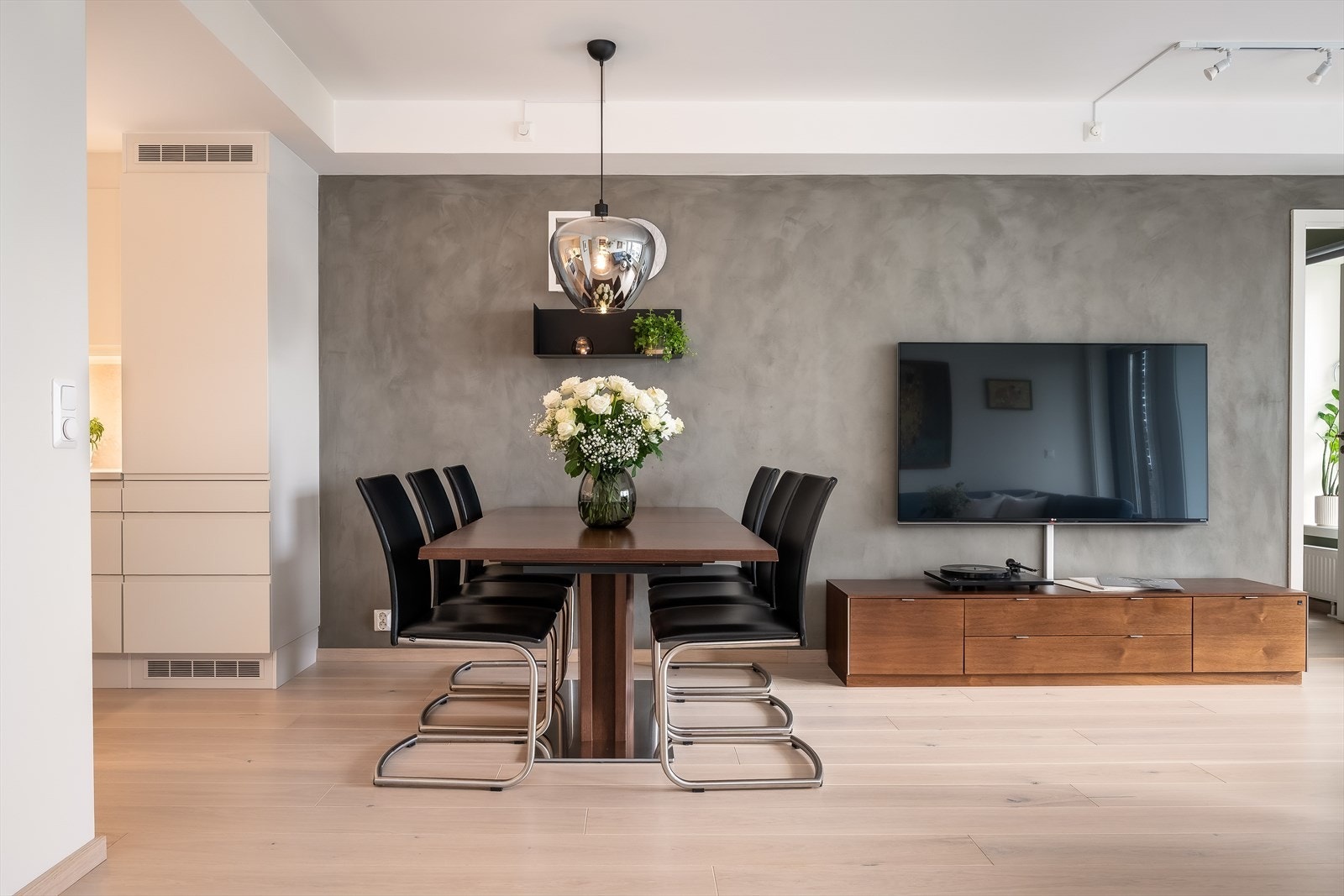 Hyggelig spiseplass i naturlig tilknytning til kjøkkenet. Galleribilde