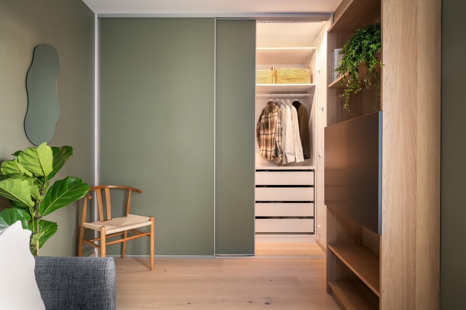 Romslig garderobeløsning også med plass til fryser. Galleribilde