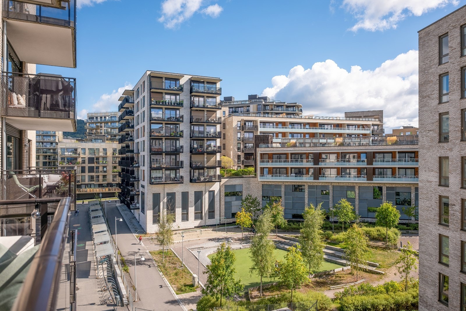 Boligen disponerer bilfritt fellesareal mellom blokkene med sittegrupper, og er skjermet og barnevennlig innenfor sameiets grenser. Galleribilde