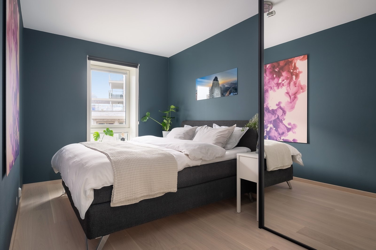 Hovedsoverommet er av god størreslse, og får rikelig med naturlig lys fra vinduet. Galleribilde