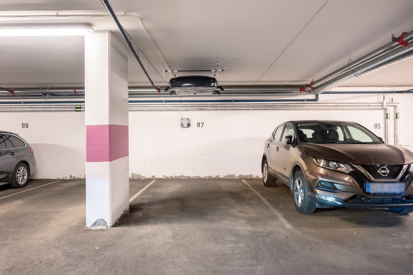 Parkeringsplass med lader medfølger salget. Galleribilde