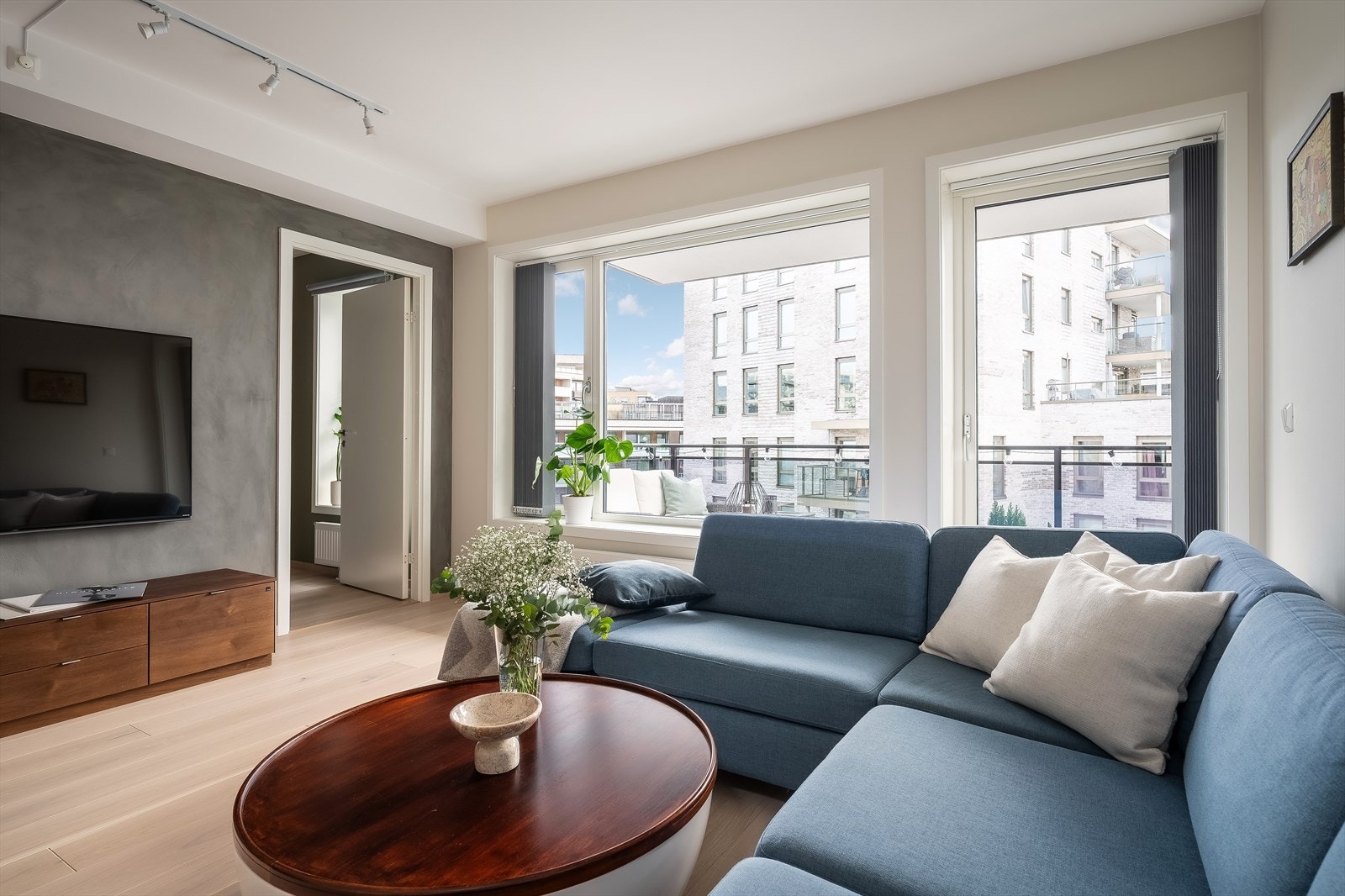 Store vindusflater slipper inn rikelig med naturlig lys og gir en luftig romfølelse. Galleribilde