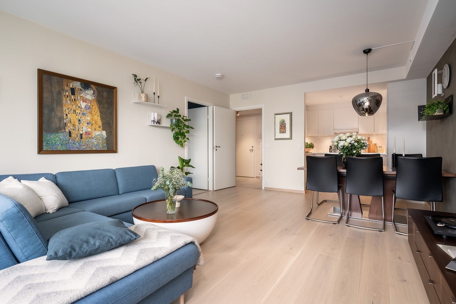 Åpen løsning bidrar til god plass til møblering og gjør at boligen er godt tilrettelagt for et sosialt liv med familie og gode venner. Galleribilde