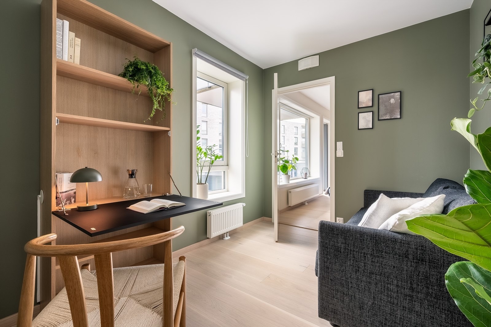 Soverom II passer ypperlig som kontor/barnerom/gjesterom og er malt i en koselig grønn farge. Galleribilde