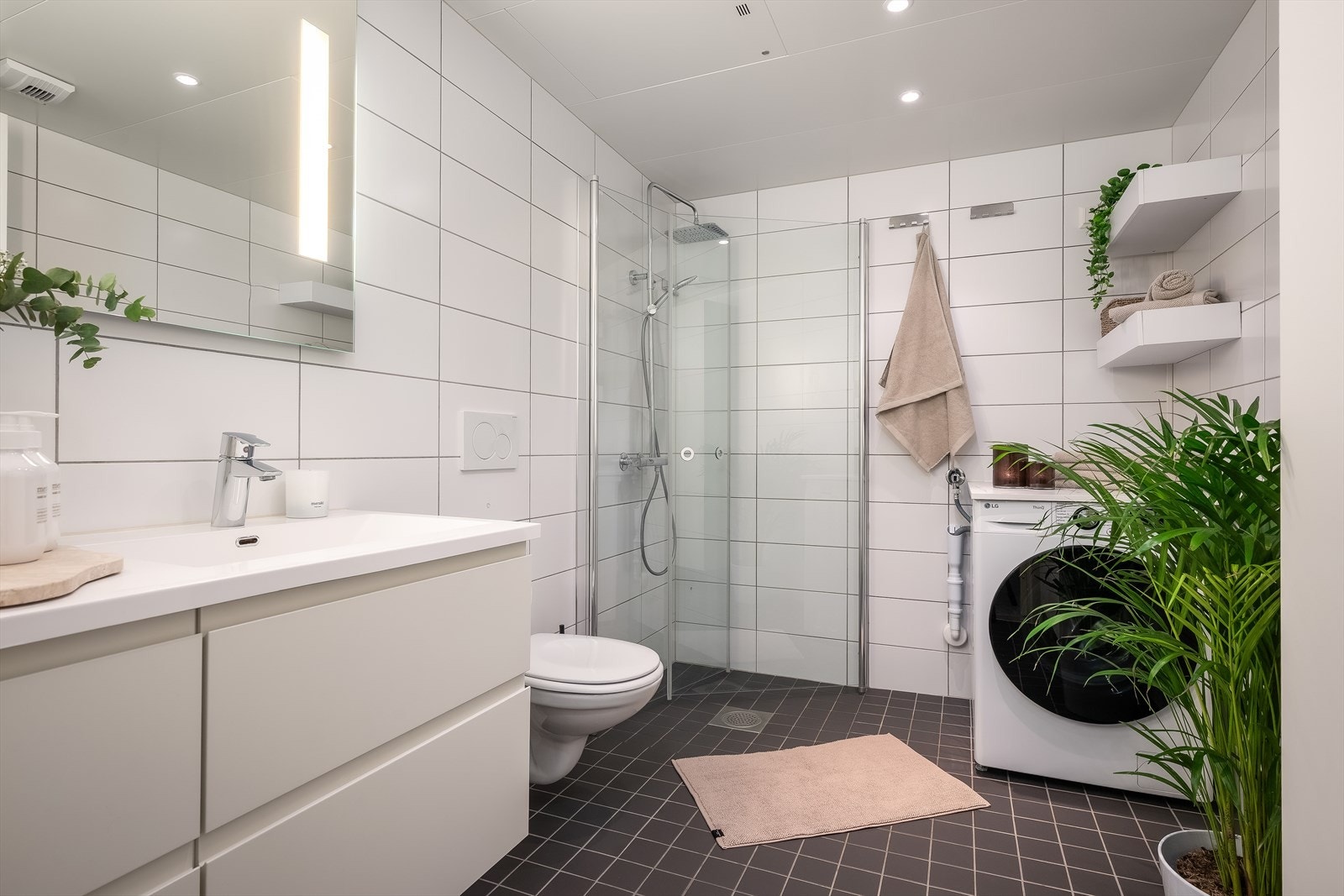 Leiligheten har et moderne og delikat baderom fra 2015, med flislagt gulv og varmekabler som gir en lun og behagelig varme. Galleribilde