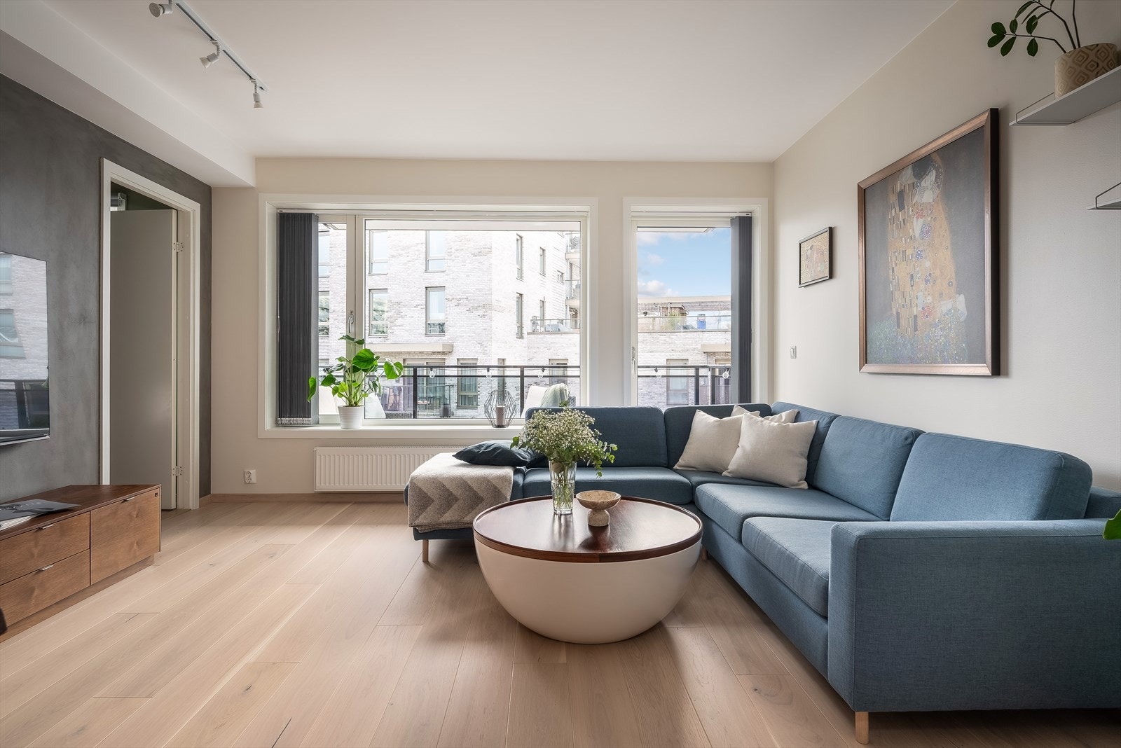 Fra stuen har man adgang til boligens balkong. Galleribilde