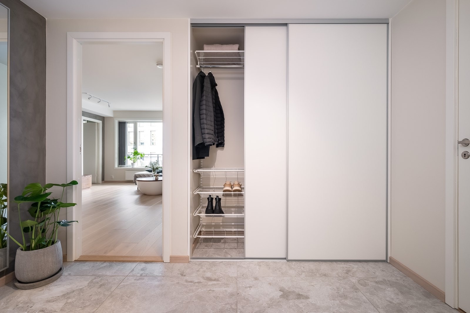 Entreen er romselig og gir rom for oppbevaring. Galleribilde