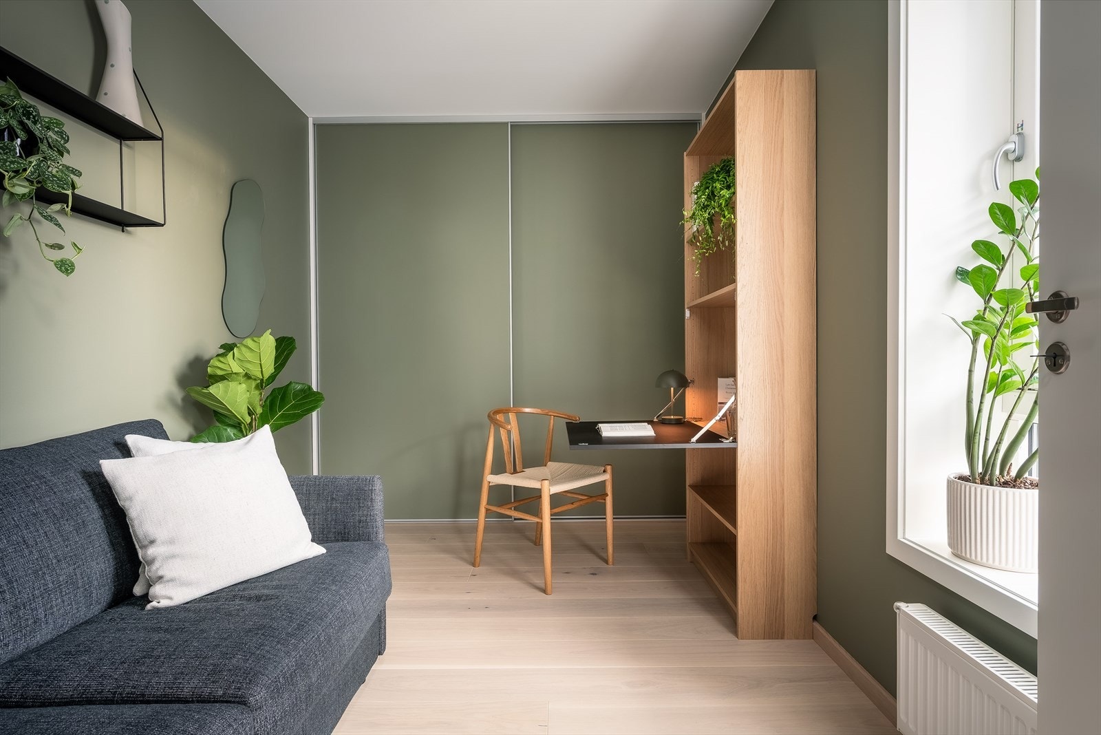 Også her er det en svært funksjonell skyvedørsgarderobe. Galleribilde