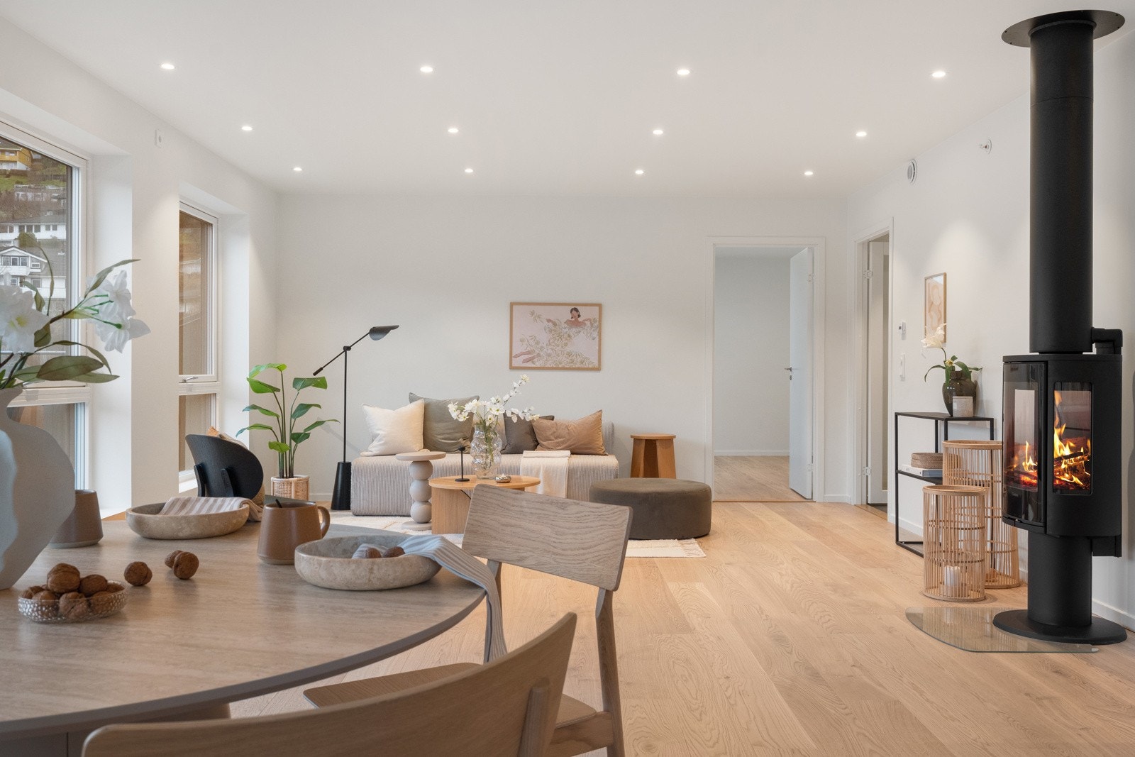 Stuen har god plass til å innrede med flere sittegrupper. Galleribilde