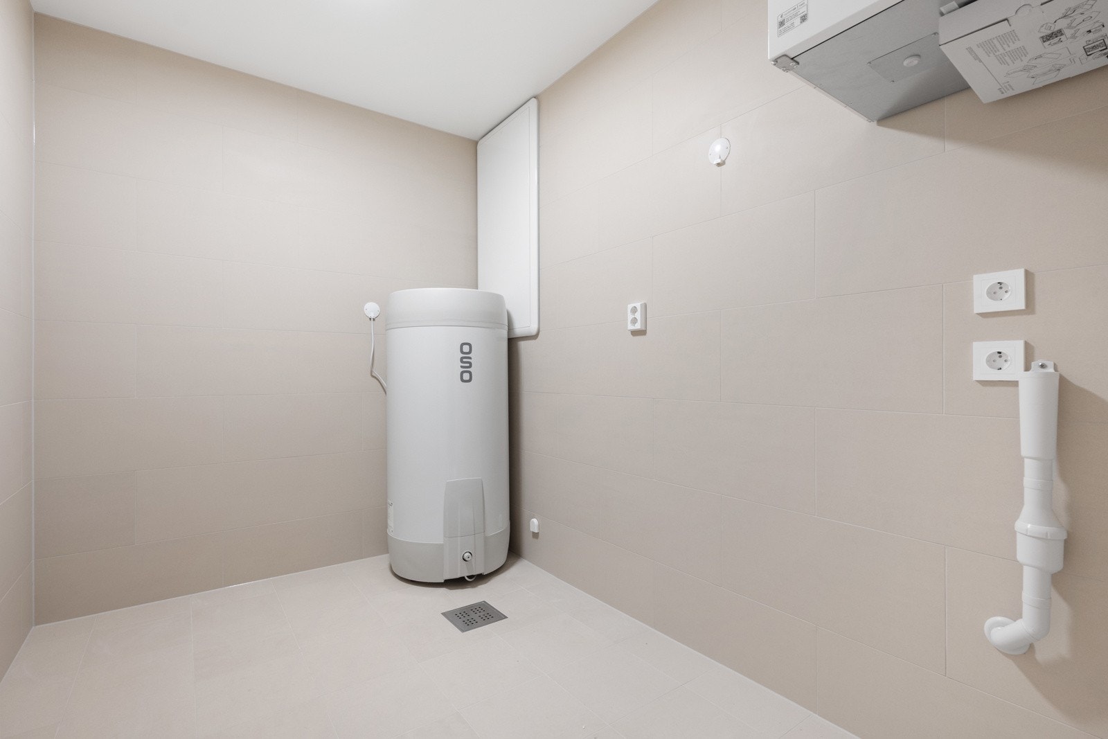 Praktisk vaskerom med tilgang fra gangen. Det er opplegg for vaskemaskin. Galleribilde