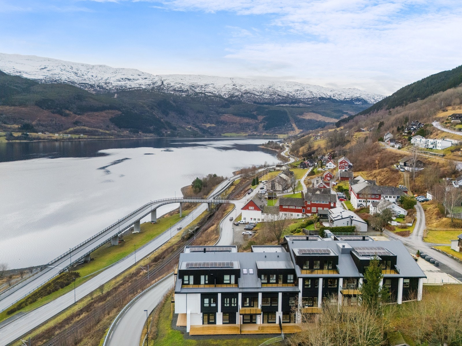 Voss sentrum ligger i kort gangavstand fra prosjektet hvor en finner butikker, spisesteder, treningssenter, idrettsanlegg, service tilbud og mye mer. Galleribilde