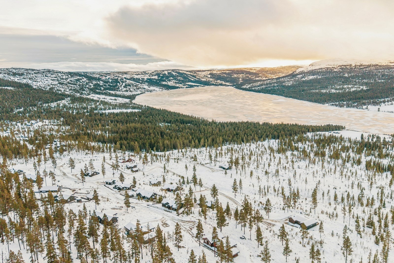Her er du omgitt av storslått natur med fjell og vidde rett utenfor døren. Galleribilde