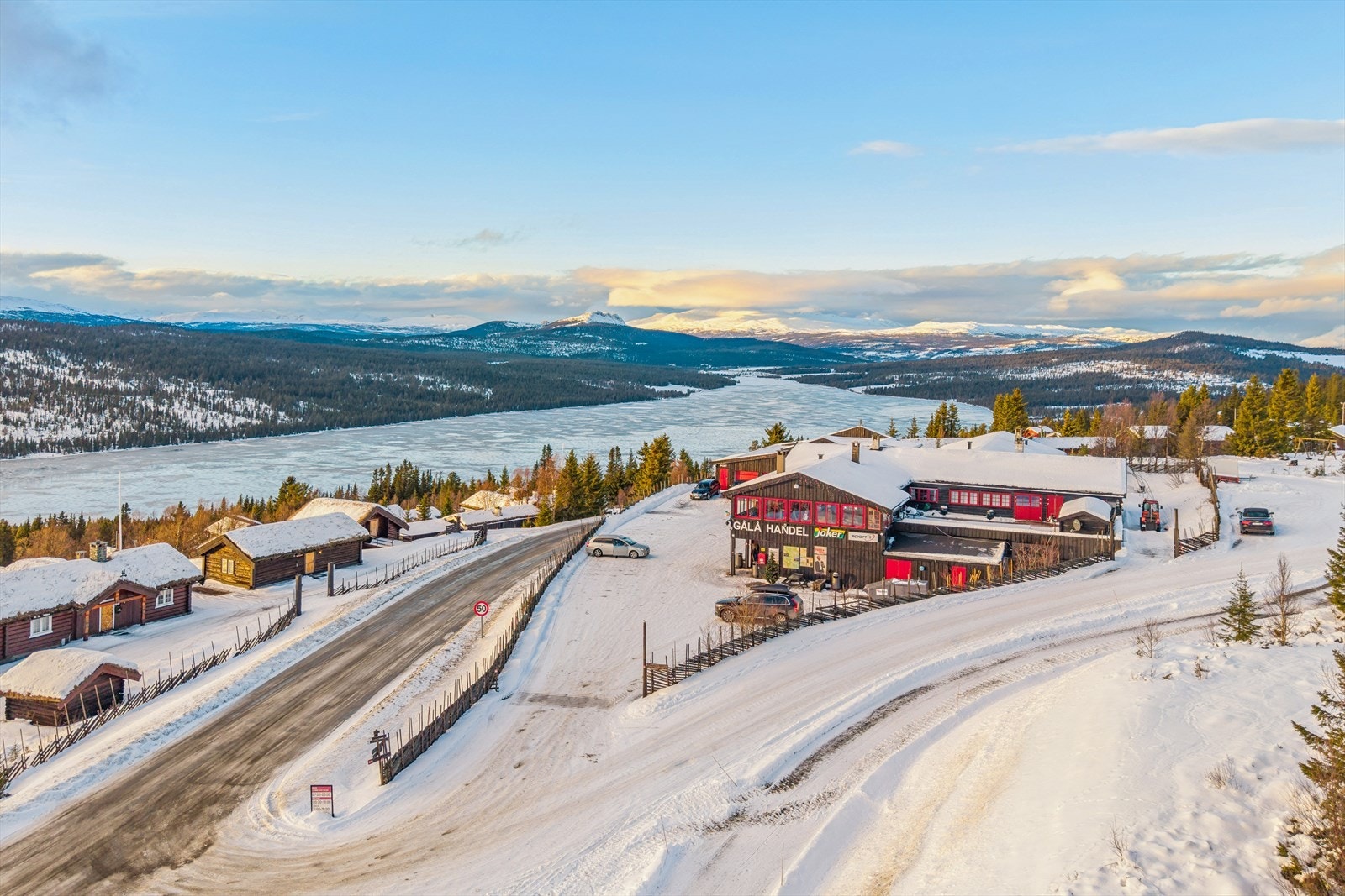 Kort vei til Gålå Handel for dagligvarene, med utsikt over Gålåvatnet. Galleribilde