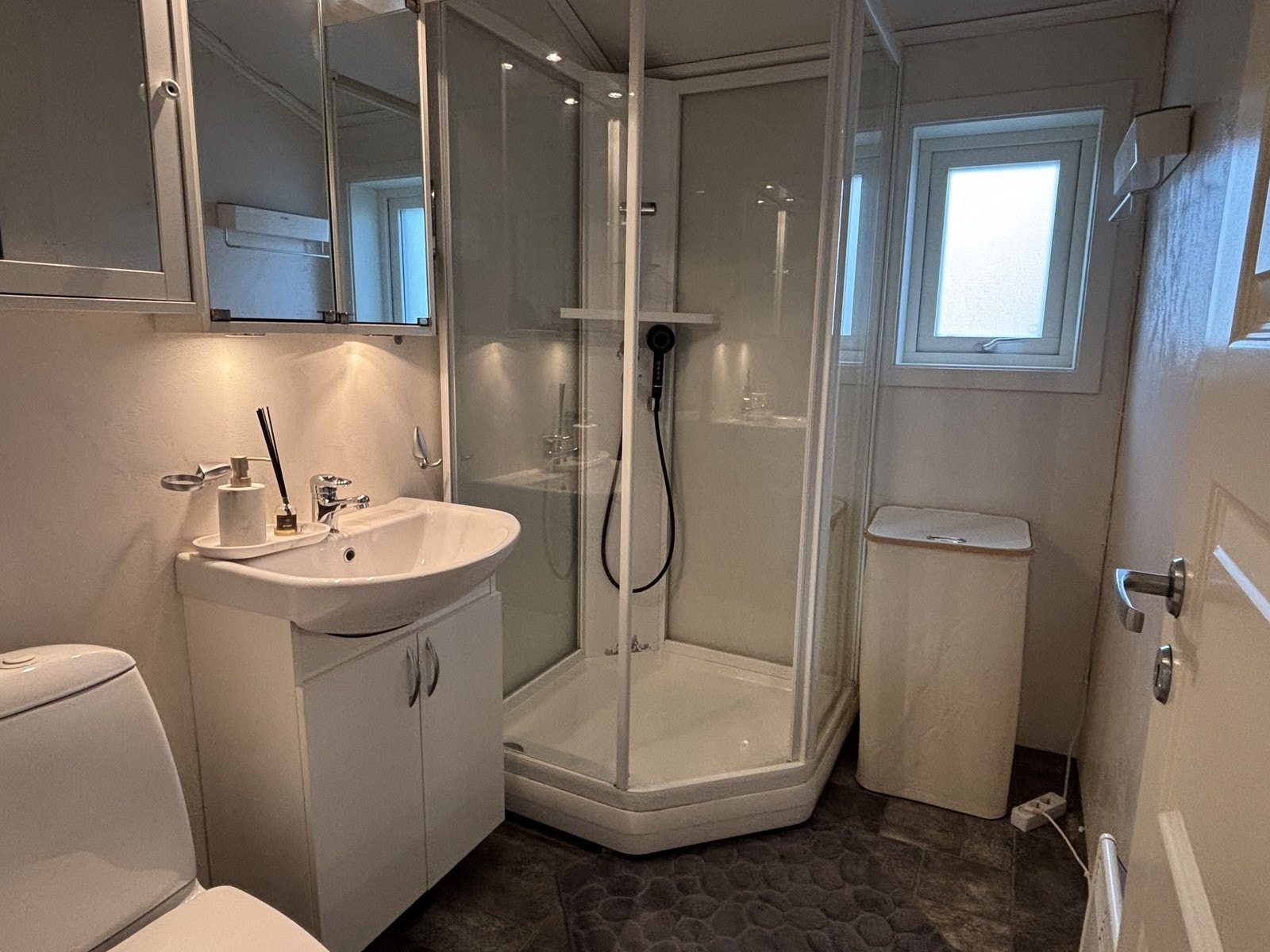 Husets baderom befinner seg like ved hovedsoverommet. Inneholder wc, dusj og servant. Galleribilde