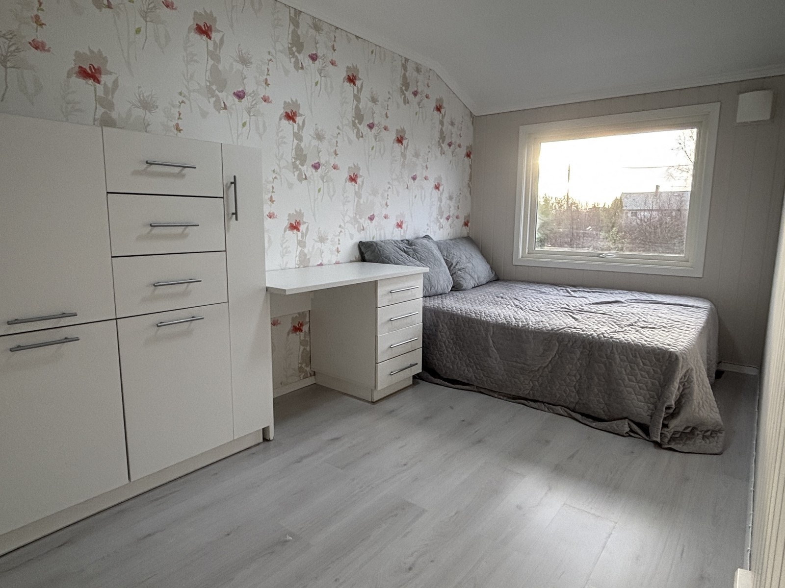 Det andre soverommet kommer møblert med dobbeltseng, skrivebord, og klesskap. Galleribilde